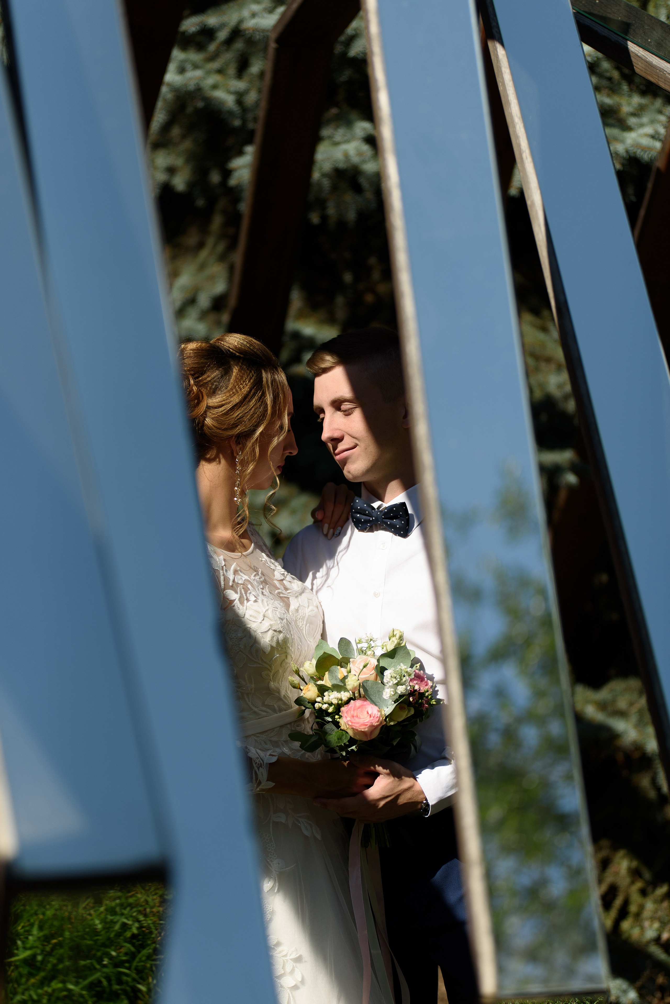 Портрет жениха и невесты с эффектом подглядывания.