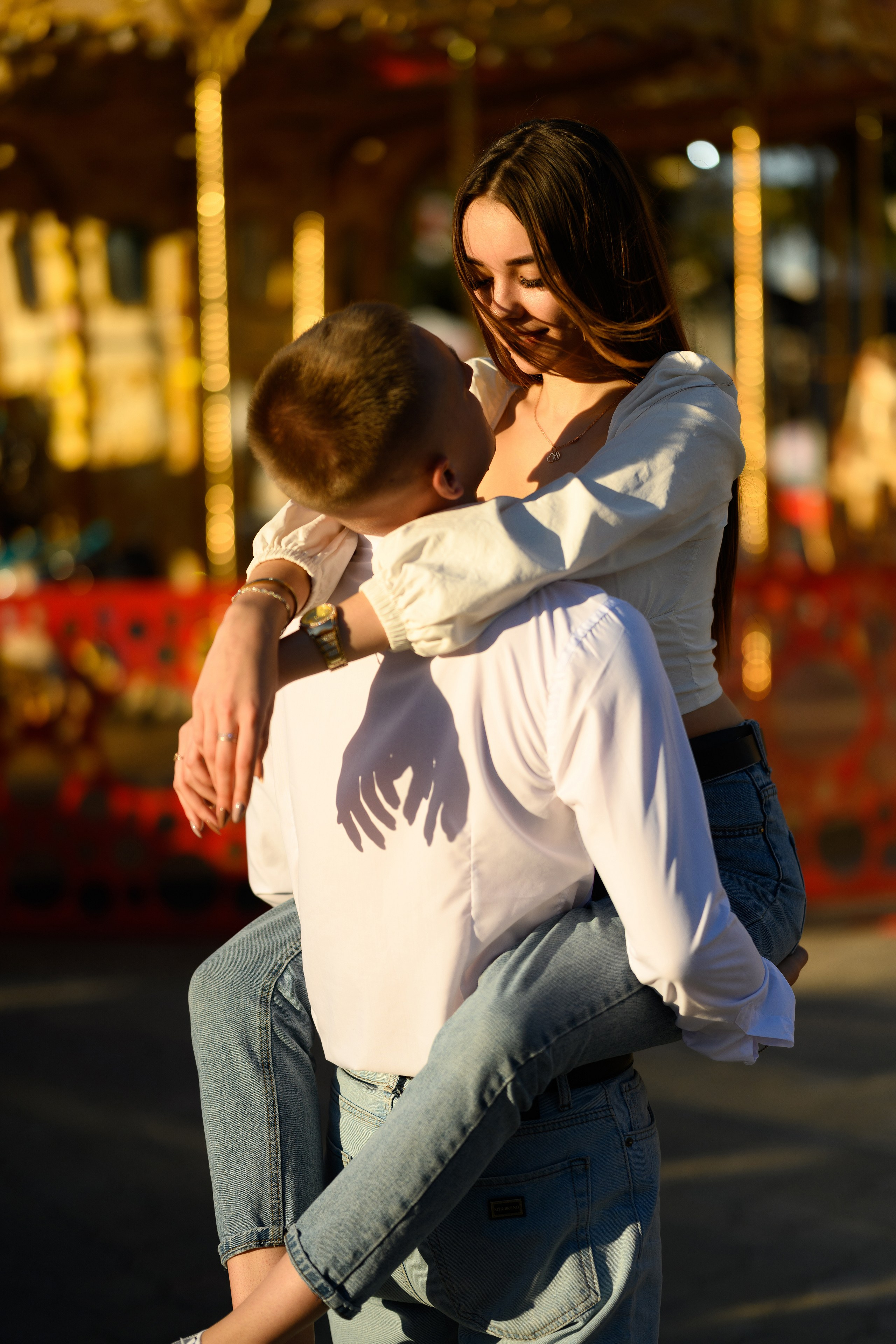 Молодой человек держит любимую.