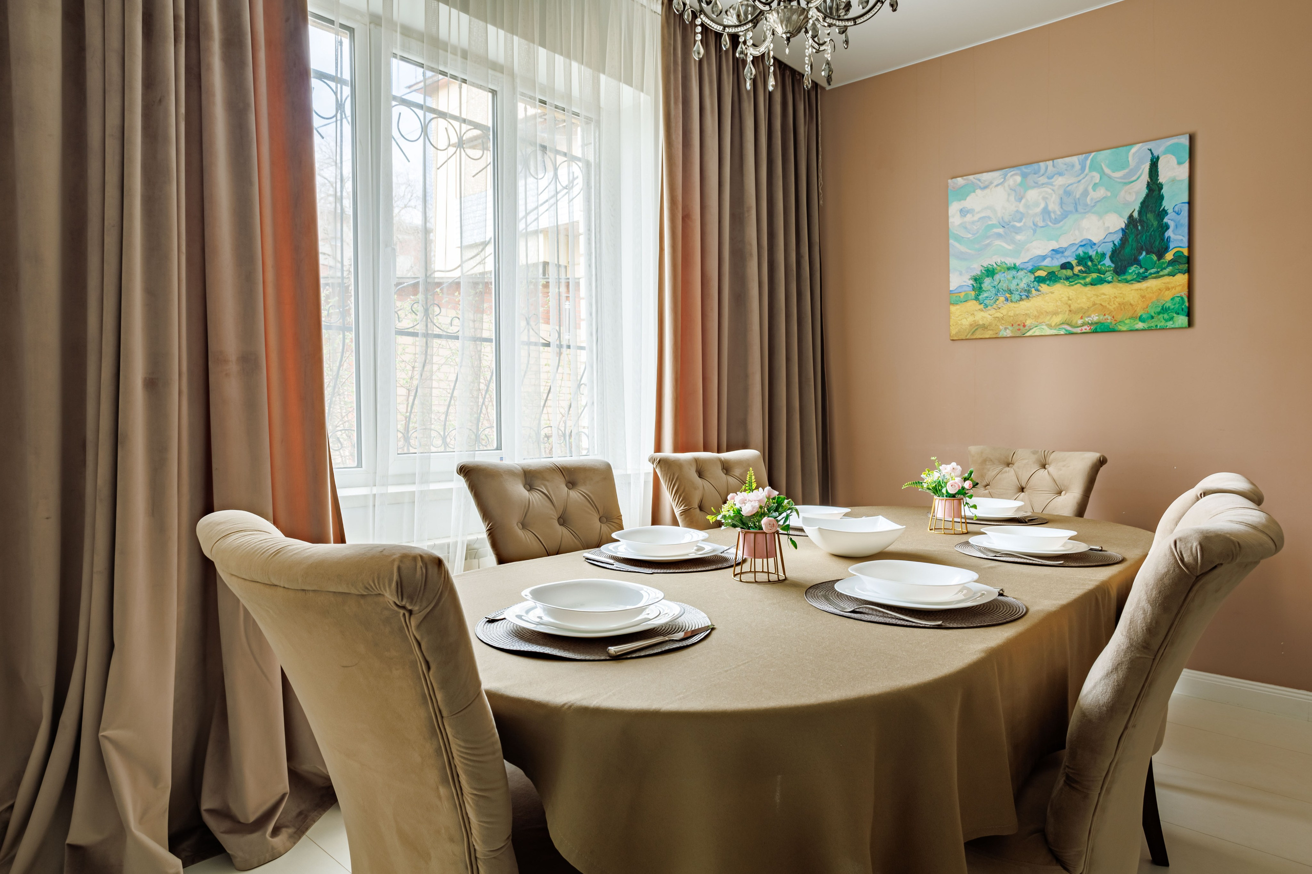 Создание атмосферы: Хороший фотограф умеет передать атмосферу вашего дома, что поможет потенциальным гостям представить себя в этом пространстве. Это особенно важно для краткосрочной аренды, где эмоциональная составляющая играет ключевую роль.