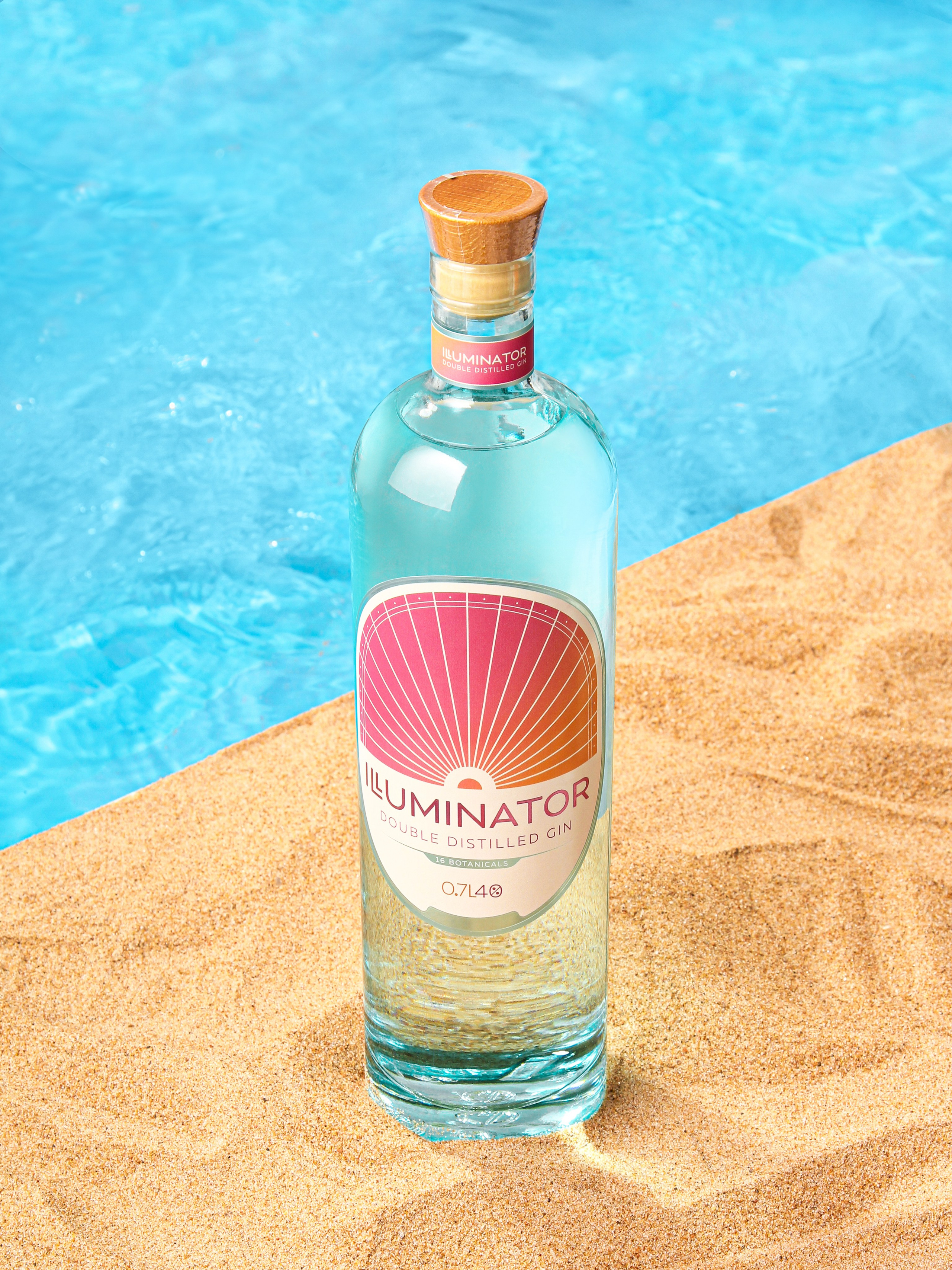 Фотография алкоголя на песке на фоне воды | Профессиональный предметный фотограф для брендов СПб