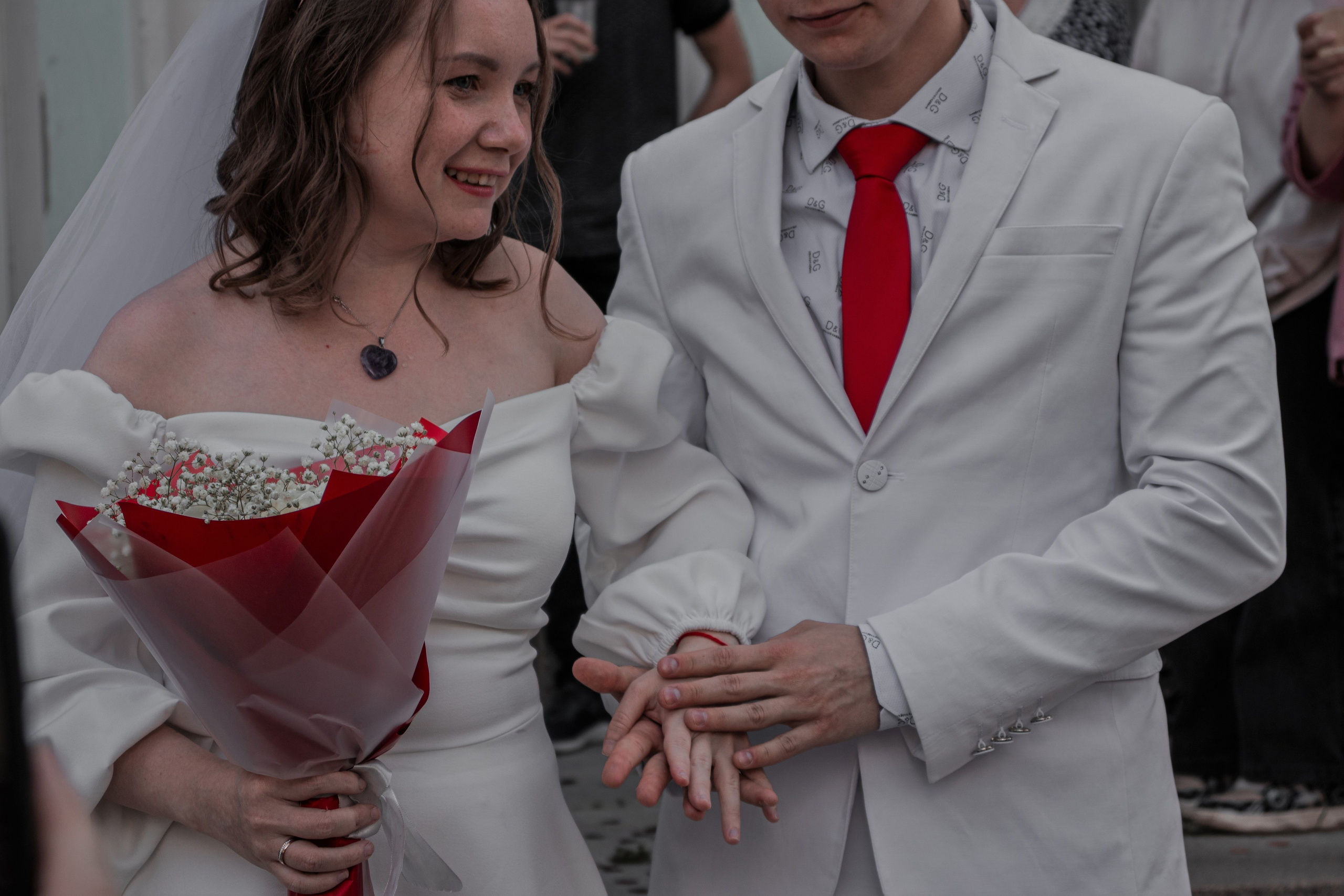 Свадебная фотосессия жениха и невесты возле ЗАГСа Северска и Томска