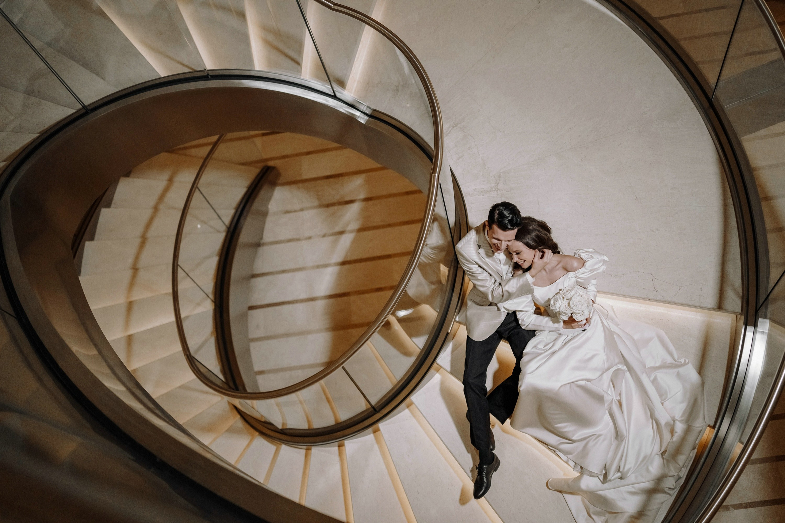 Фотосессия свадьбы на лестнице в Hyatt Regency Moscow Petrovsky Park. Свадебный и семейный фотограф в Москве Светлана Зоткина