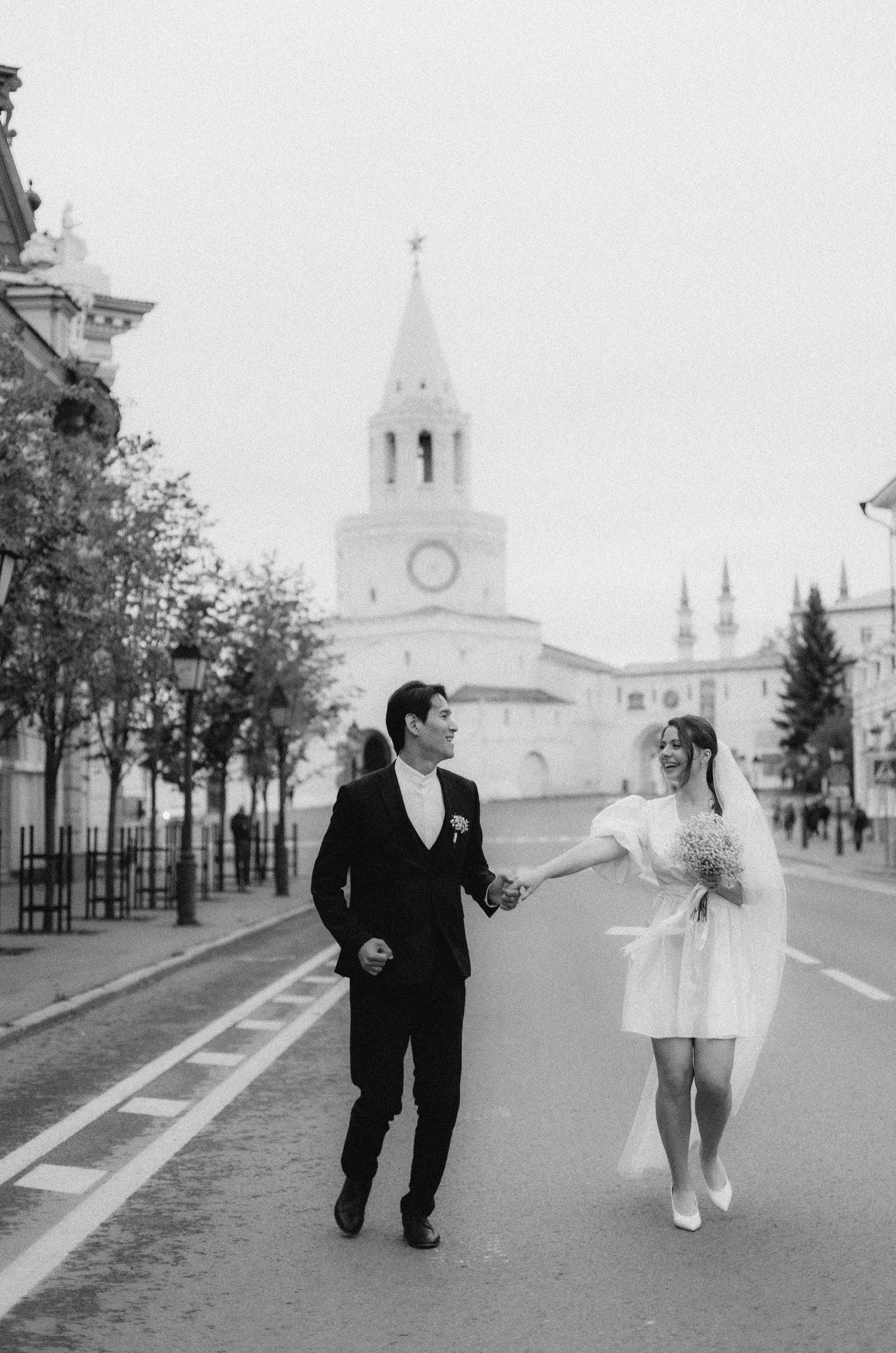 Свадебный фотограф Свадьба Казань Утро невесты Студия Казань Фотограф Казань Фотосессия Казань Жених Музей Прогулочная фотосессия Свадебные локации Свадебная локация Кремлевская улица