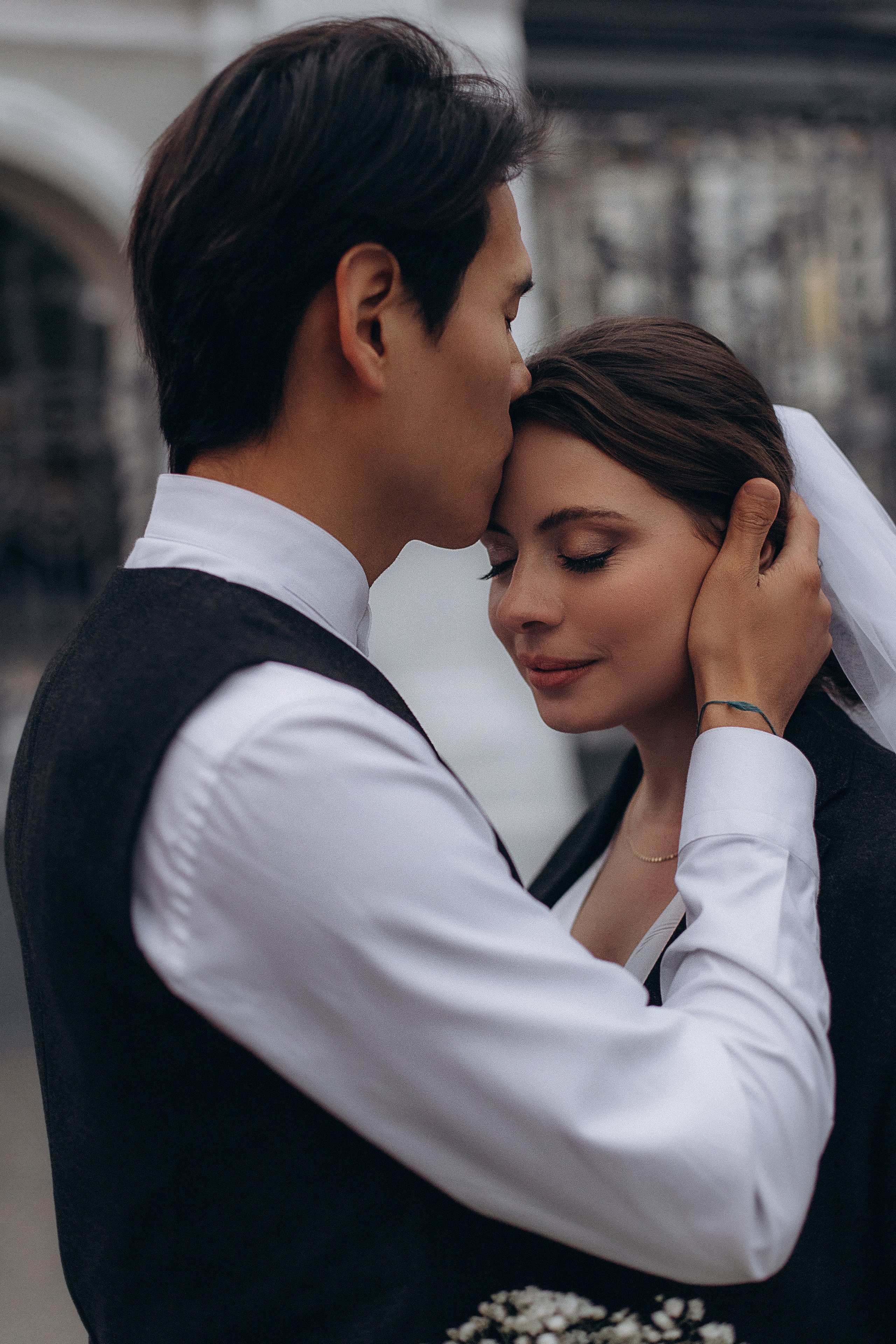 Свадебный фотограф Свадьба Казань Утро невесты Студия Казань Фотограф Казань Фотосессия Казань Жених Музей Прогулочная фотосессия Свадебные локации Свадебная локация Кремлевская улица