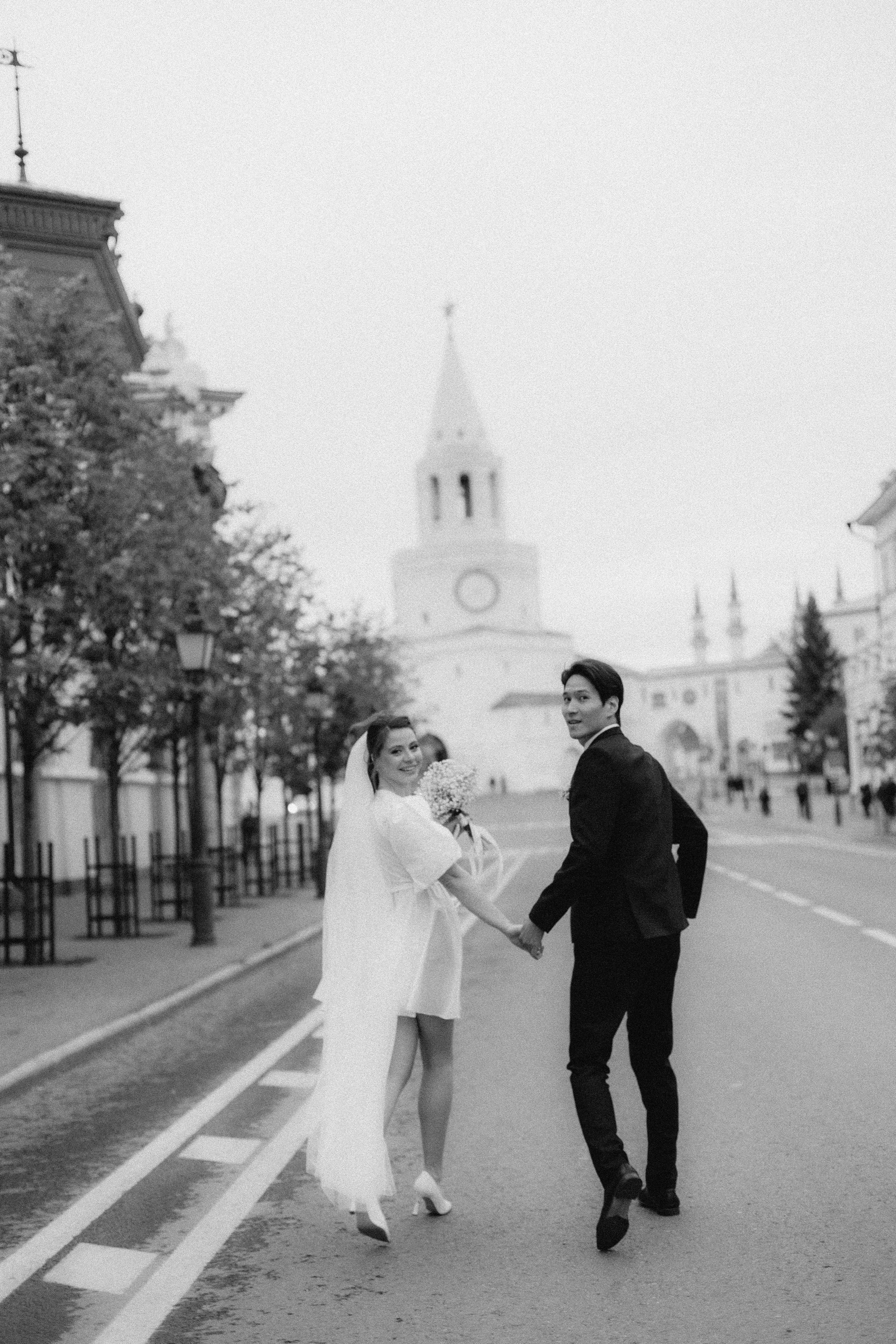 Свадебный фотограф Свадьба Казань Утро невесты Студия Казань Фотограф Казань Фотосессия Казань Жених Музей Прогулочная фотосессия Свадебные локации Свадебная локация Кремлевская улица