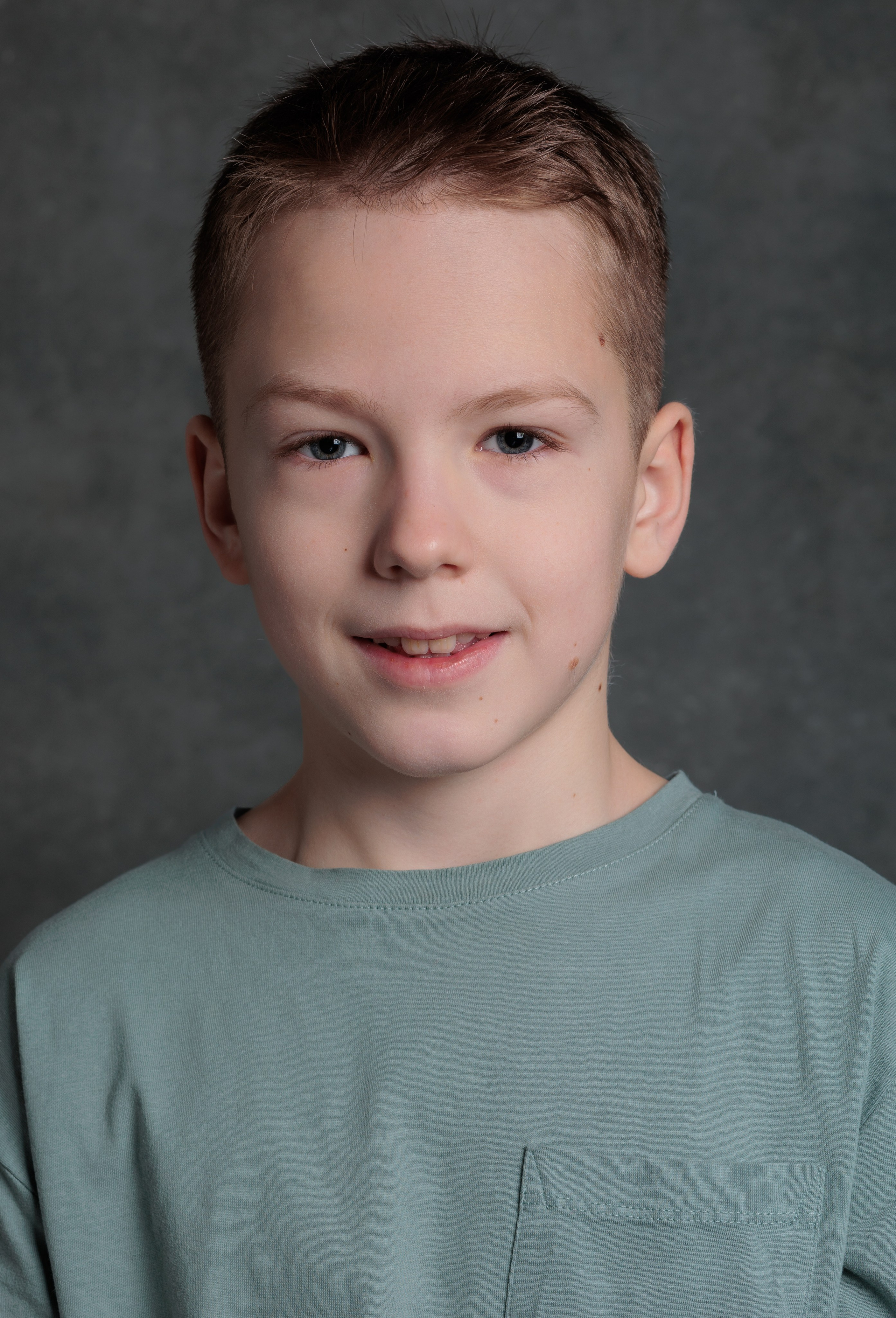 ЛЕВ. Я фотограф из Москвы к Вашим услугам