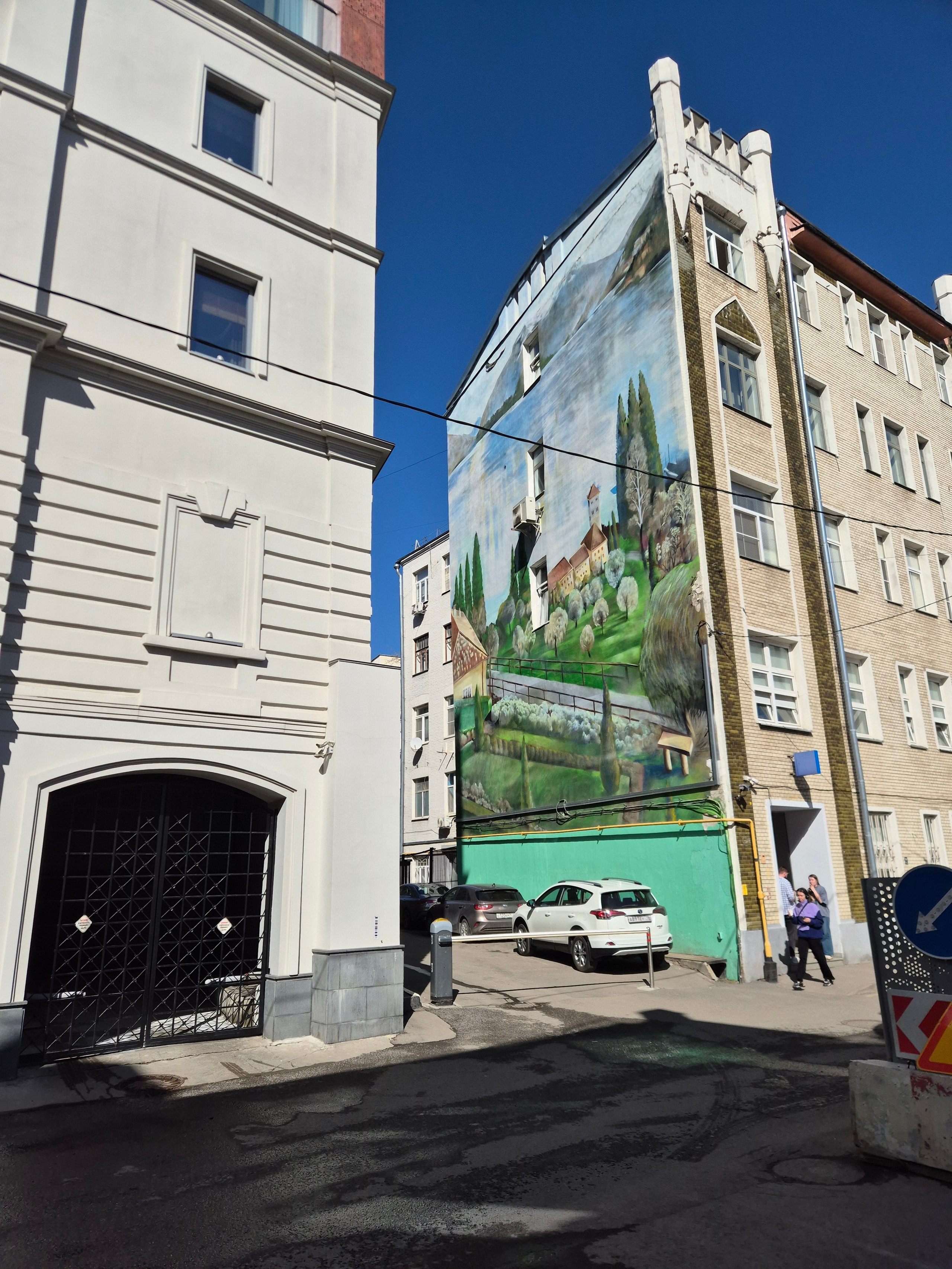 Мурал на улице возле работы (ул.Машкова)