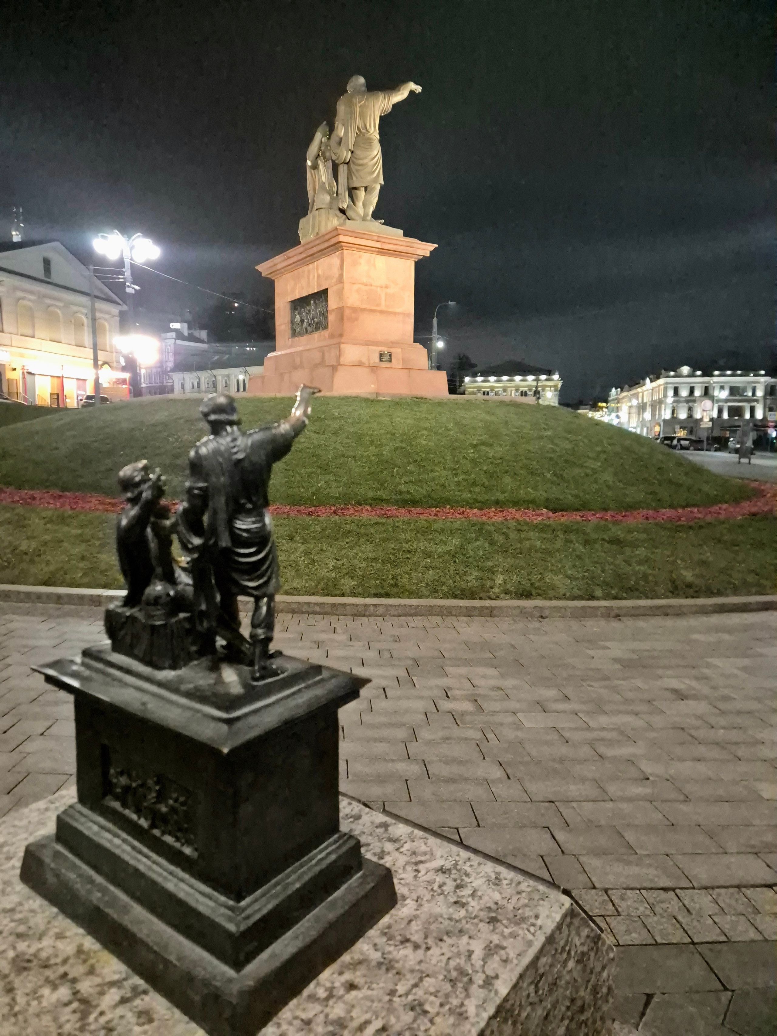 Памятник Минину и Пожарскому, уменьшенная копия московского памятника