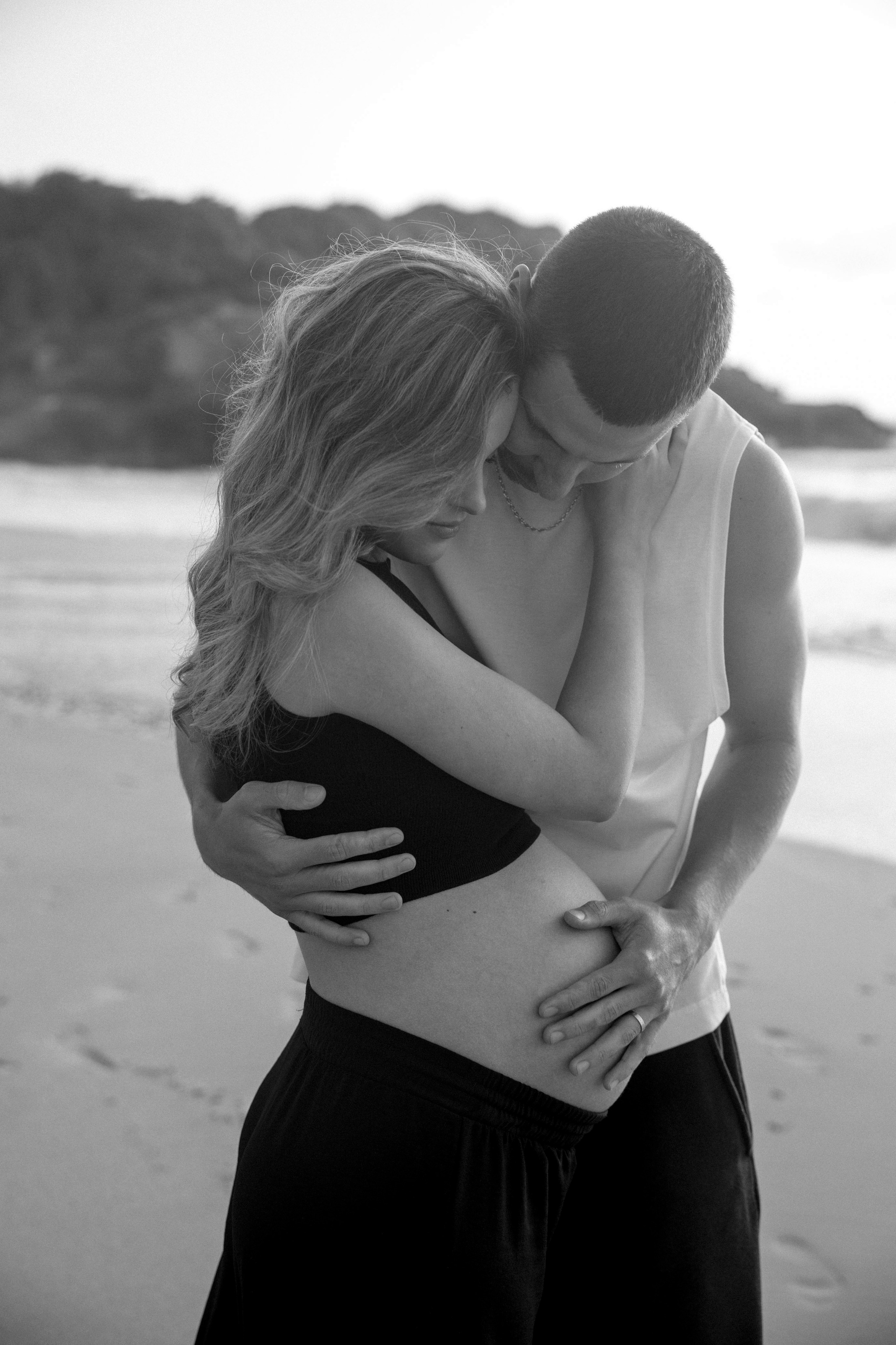 Pregnancy photoshoot near the sea (cloudy weather). Главная