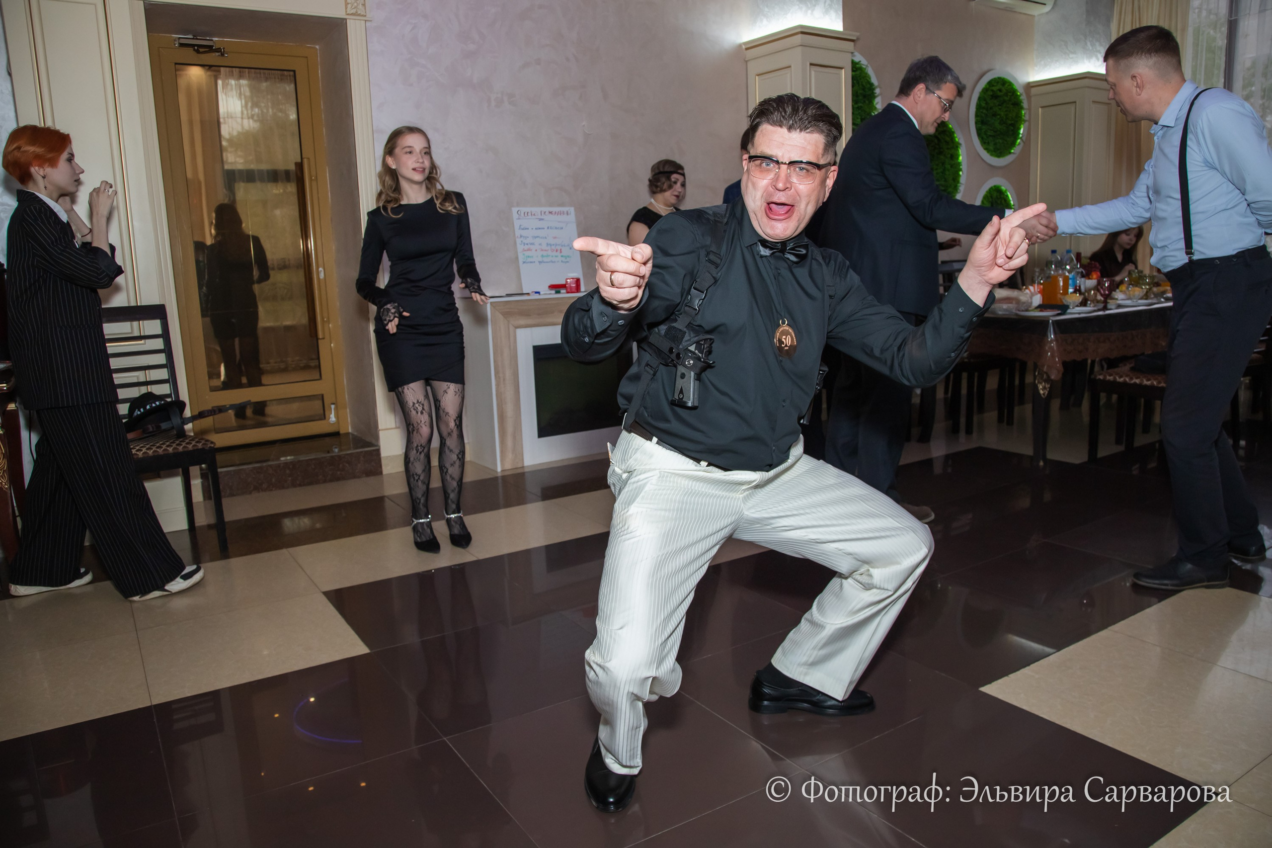 Гангстерская вечеринка в стиле 1920-х. Репортажный Фотограф