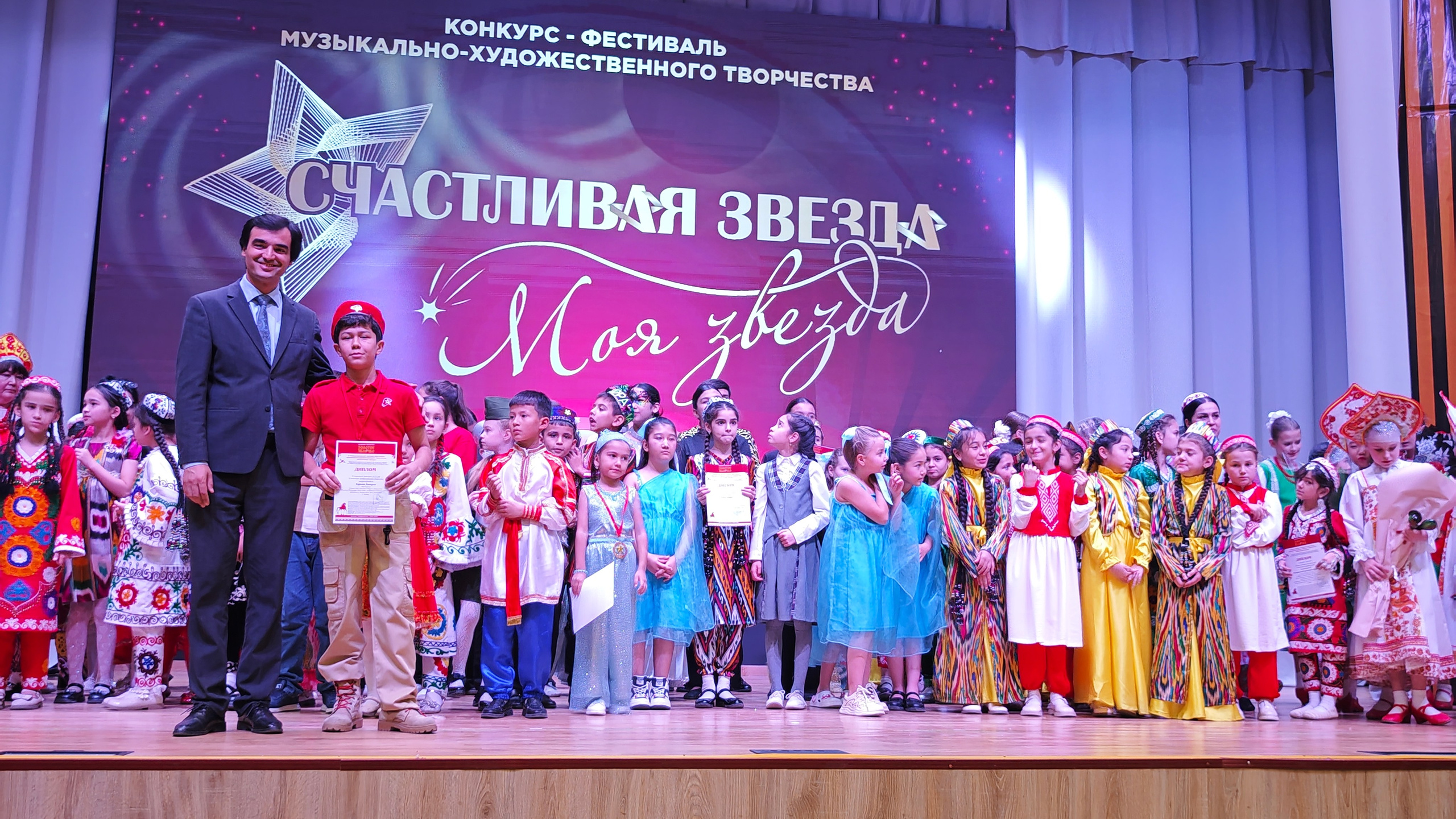 1 ноября 2025 г, г. Бохтар, Таджикистан. Золотое яблочко