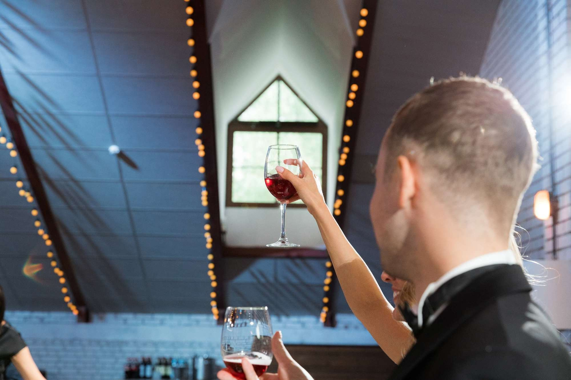 Бокал в руках невесты