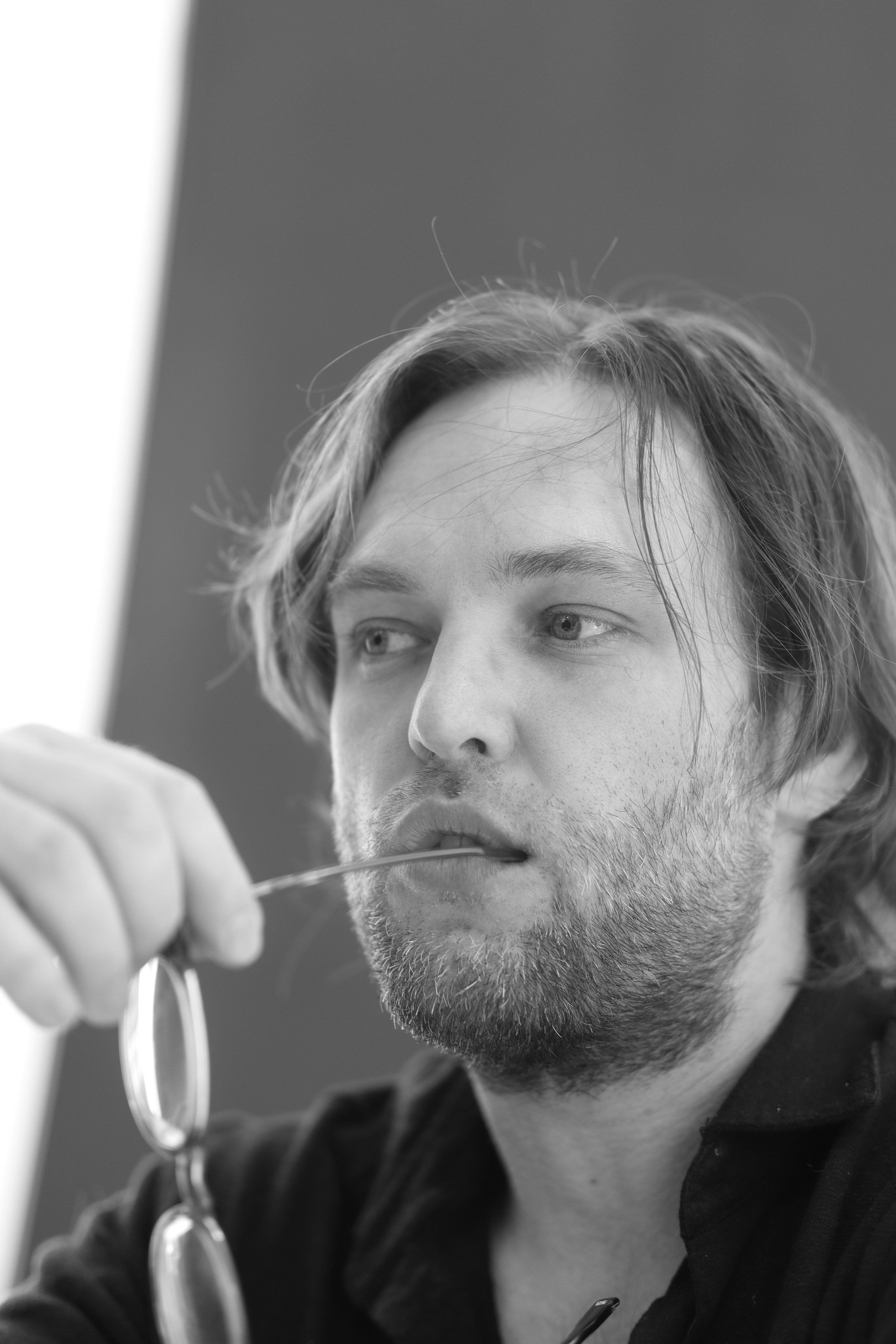 портрет мужчины в подушкой от очков во рту