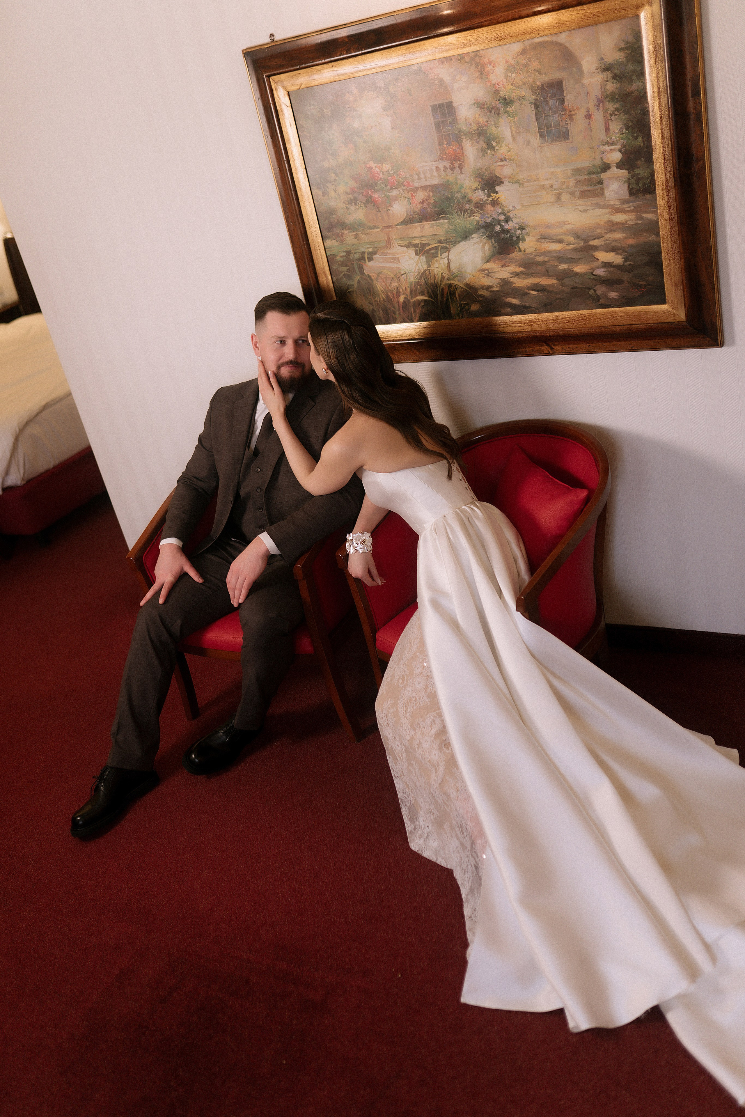 Утро жениха и невесты | Арина и Игорь в отеле Арт-бутик в Воронеже. Фотограф Карина Шмулёва. Воронеж и область