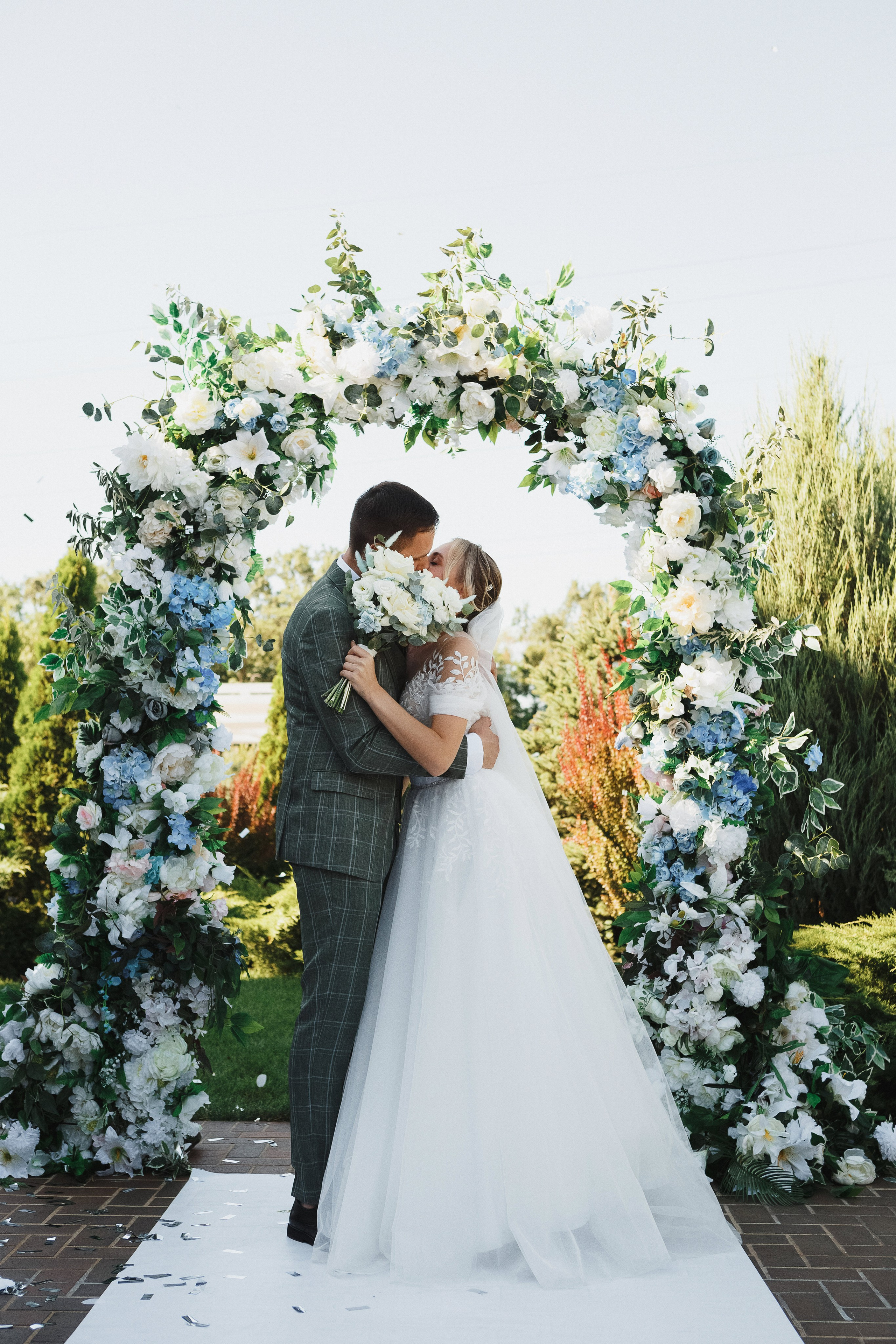 Виктор и Анастасия целуются на выездной регистрации свадьбы в Голден Хорс, Таганрог: момент счастья и любви в их особенный день.