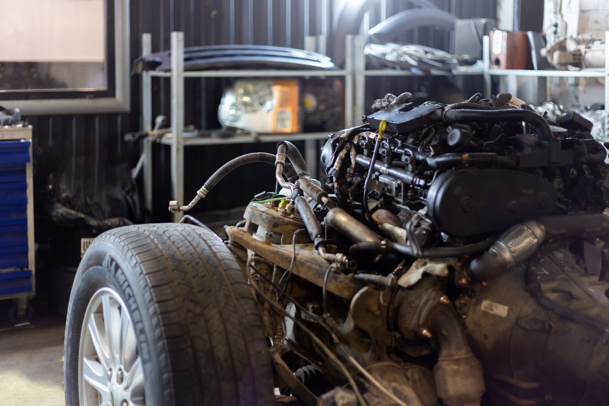 Разобранный автомобиль. Машина без корпуса. Мотор и колеса от машины.  Красивое авто в ремонте.