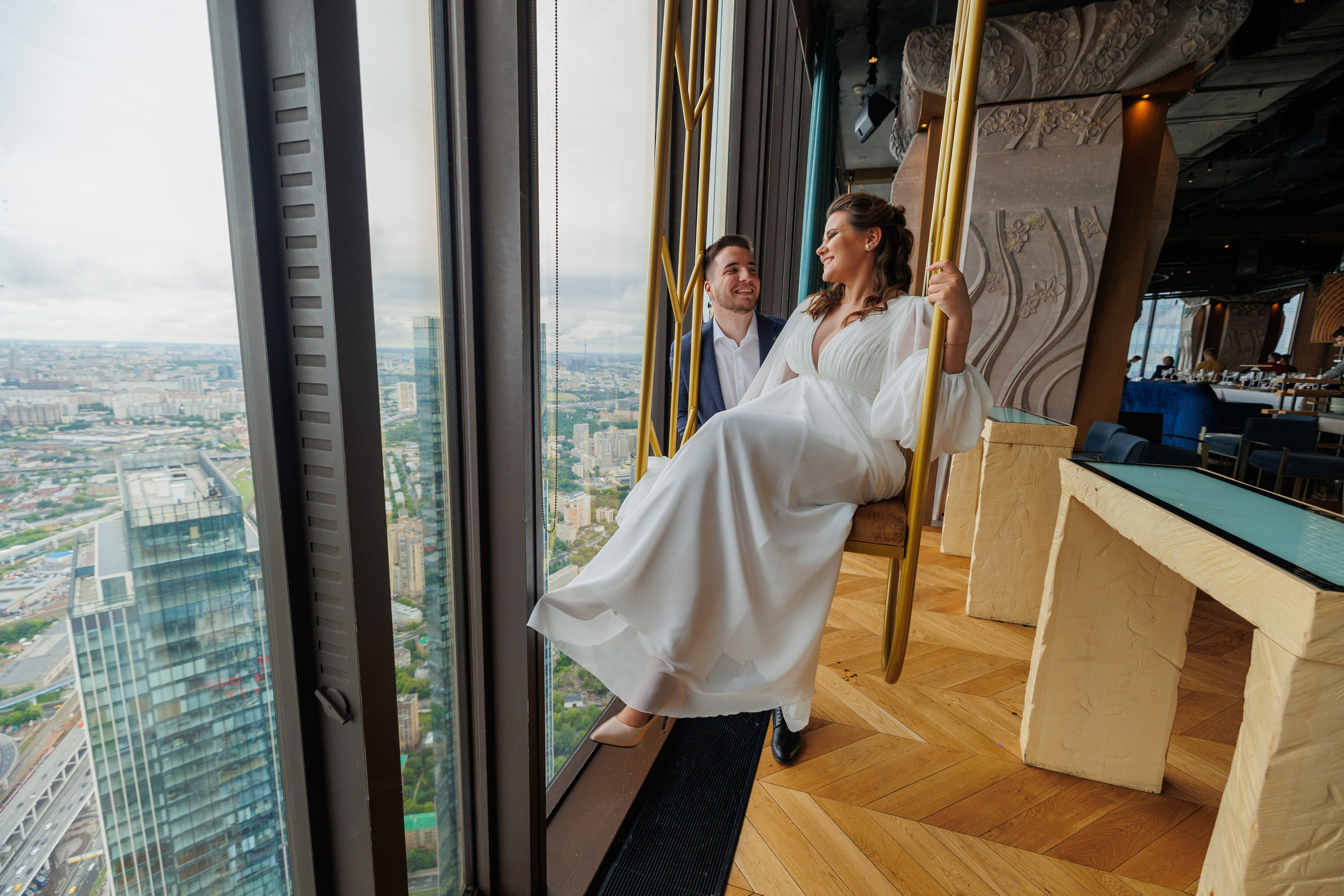 Фотограф на регистрацию в ЗАГС Москва Сити Birds Башня ОКО. Примеры фото, отзывы молодоженов и заявка на регистрацию через официальный сайт.