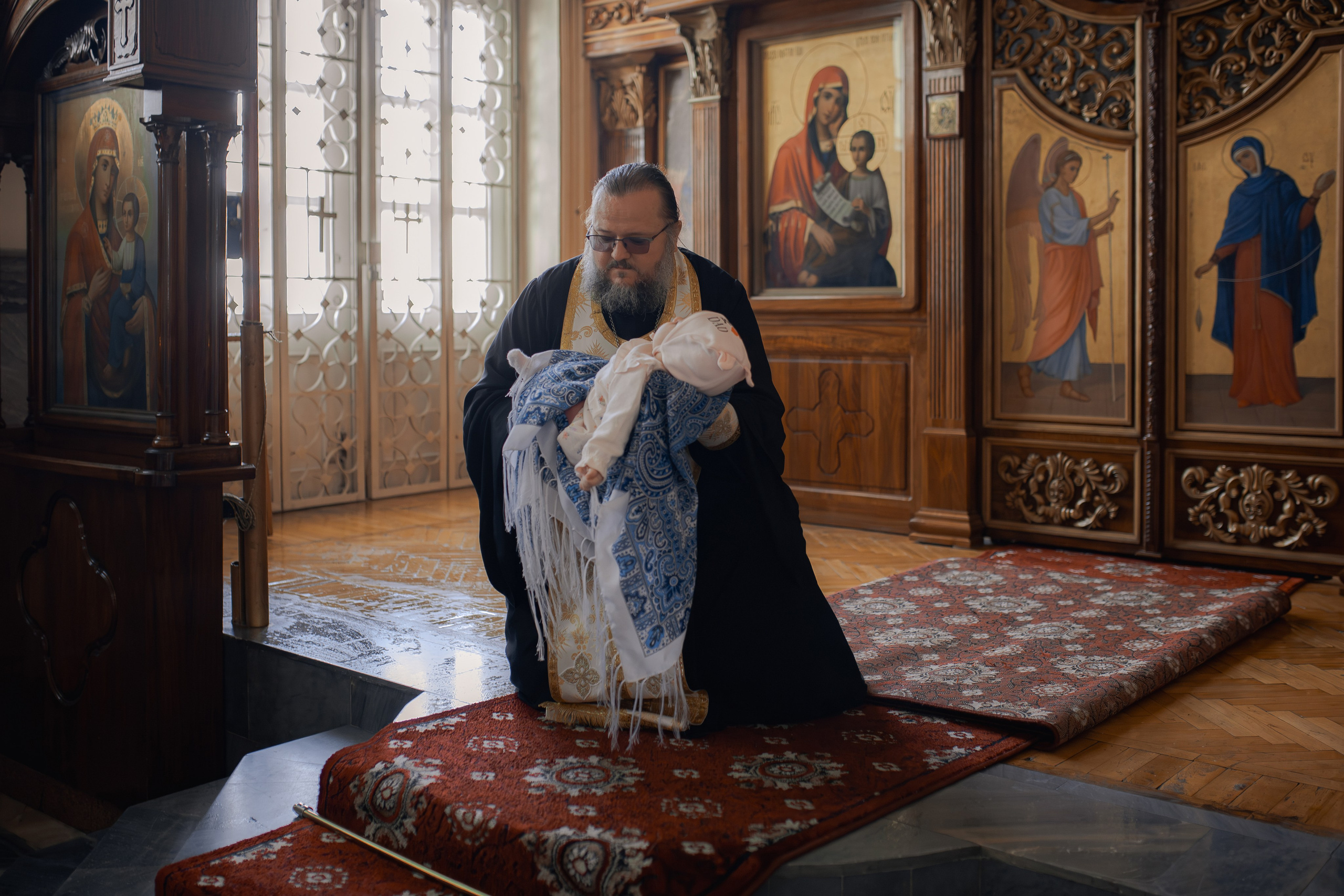 иеромонах Михаил (Столяров) который проводит оглушительные беседы в Ташкенте отдает ребенка крестной маме