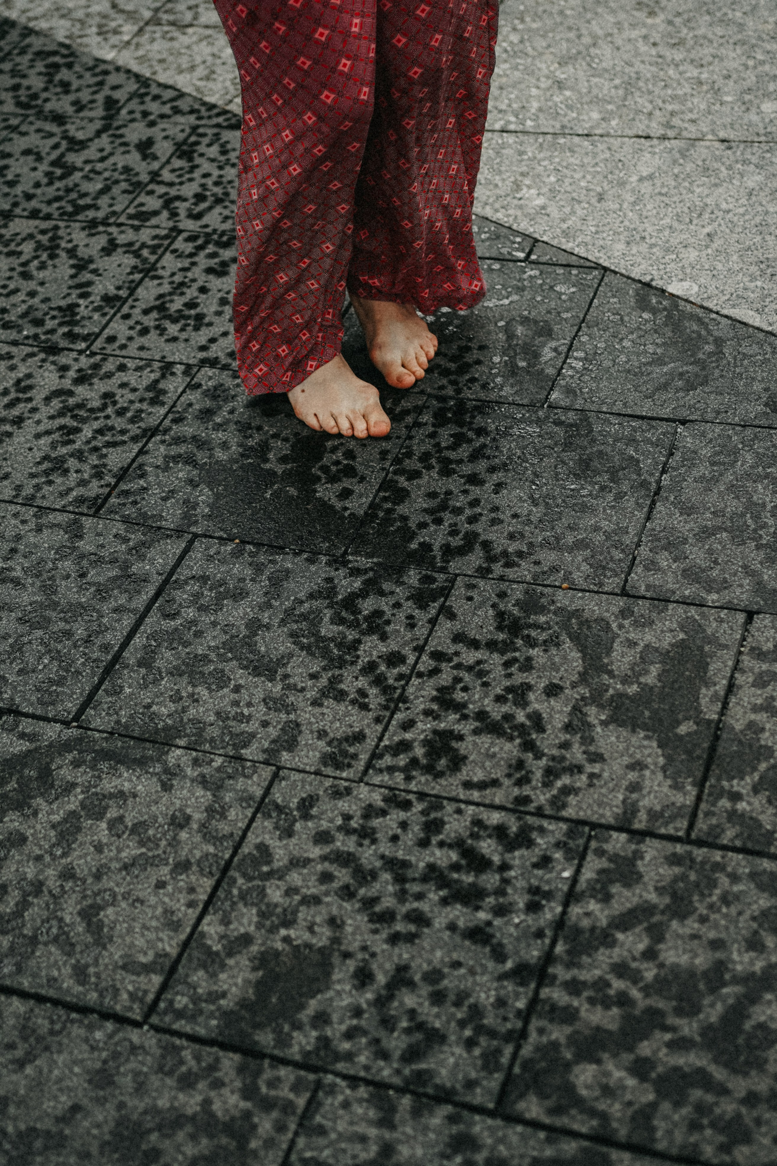 Девушка по городу шагает босиком. Фотограф Наталья Колганова