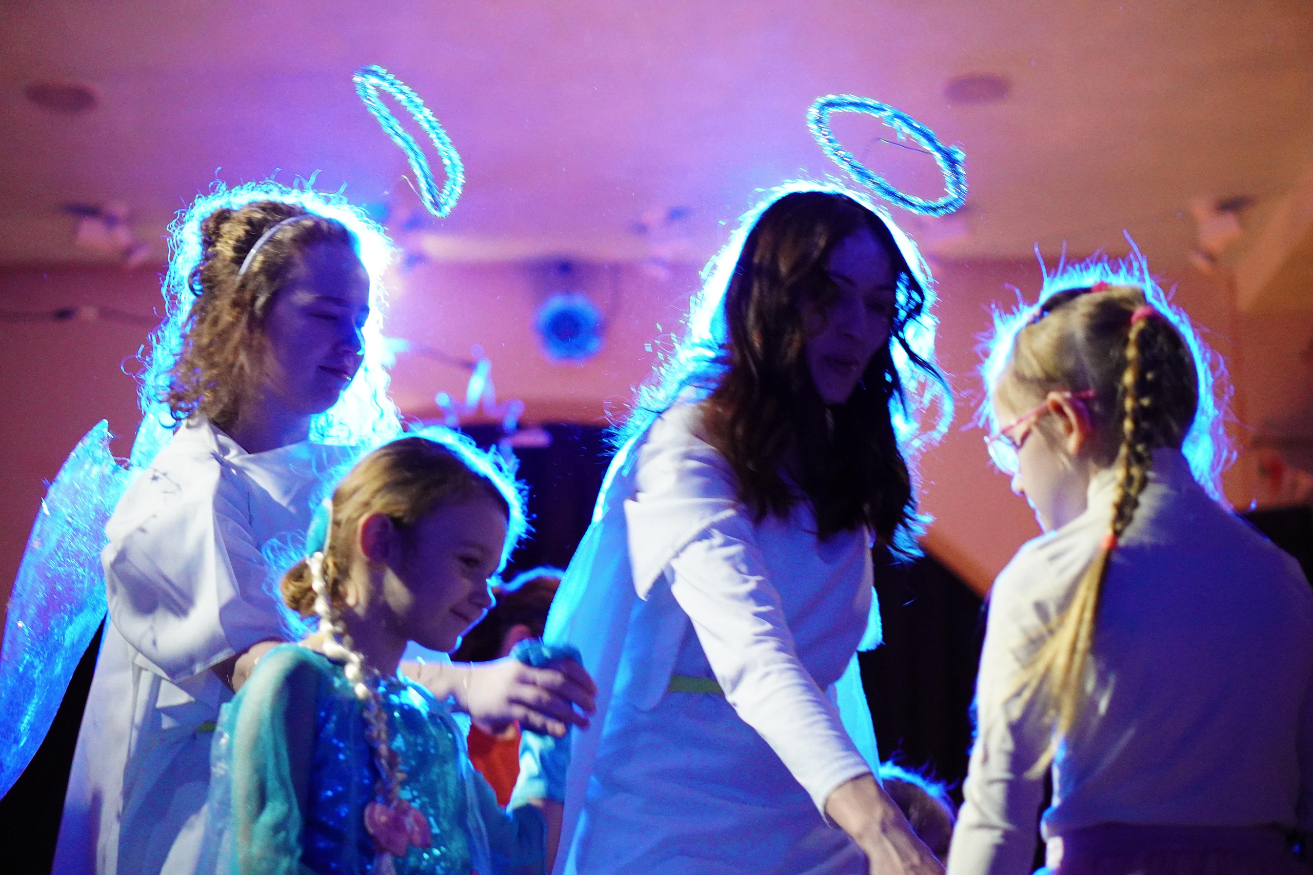 ГОЛУБОЙ ПОЕЗД. Детский Рожественский спектакль. Backstage. ФОТОГРАФ РАДОСТИ Фотосессия в студии СПб. Портретный фотограф — Юрий Торлопов