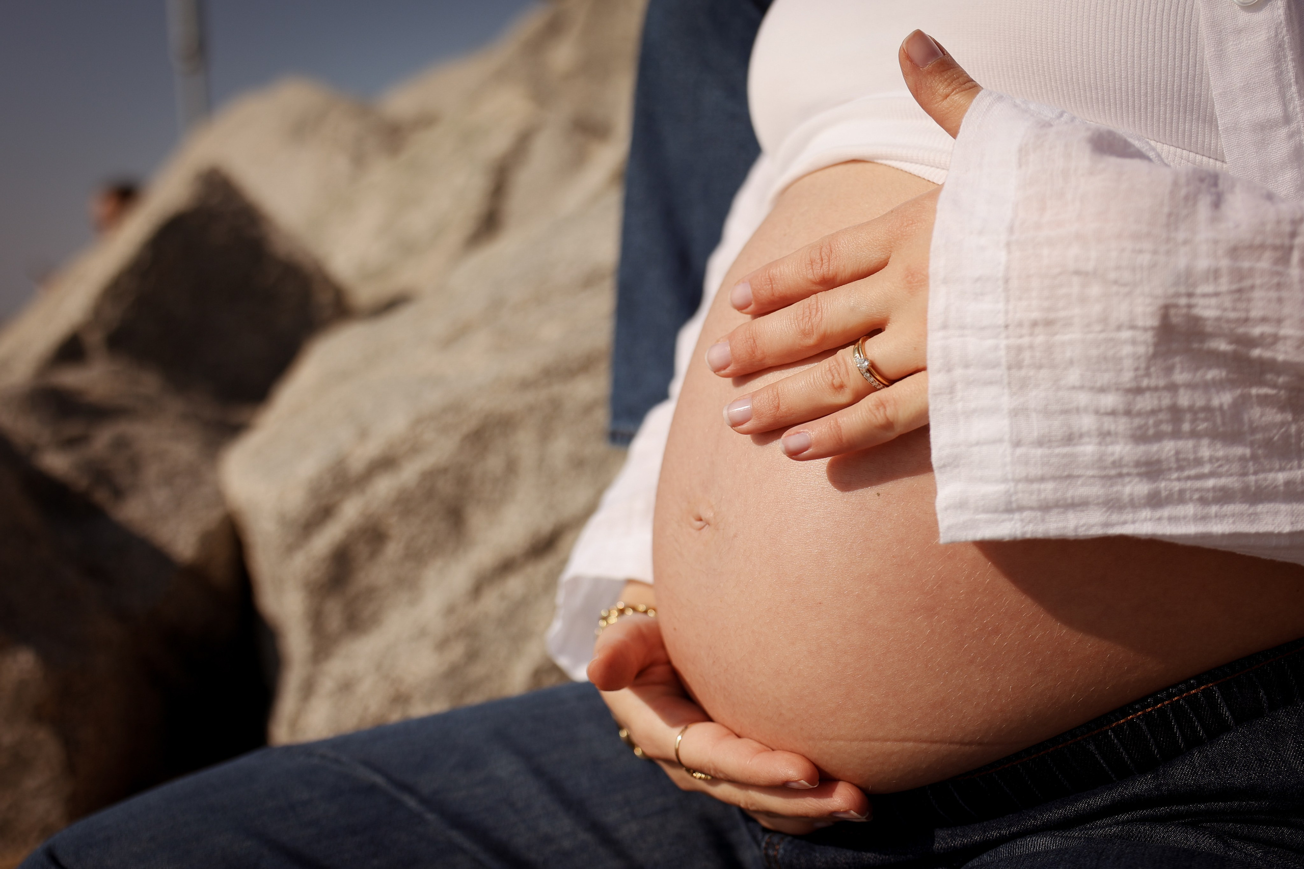 Sunny morning at the sea. Natalia Zhuravleva|family, newborn, maternity photographer in Barcelona