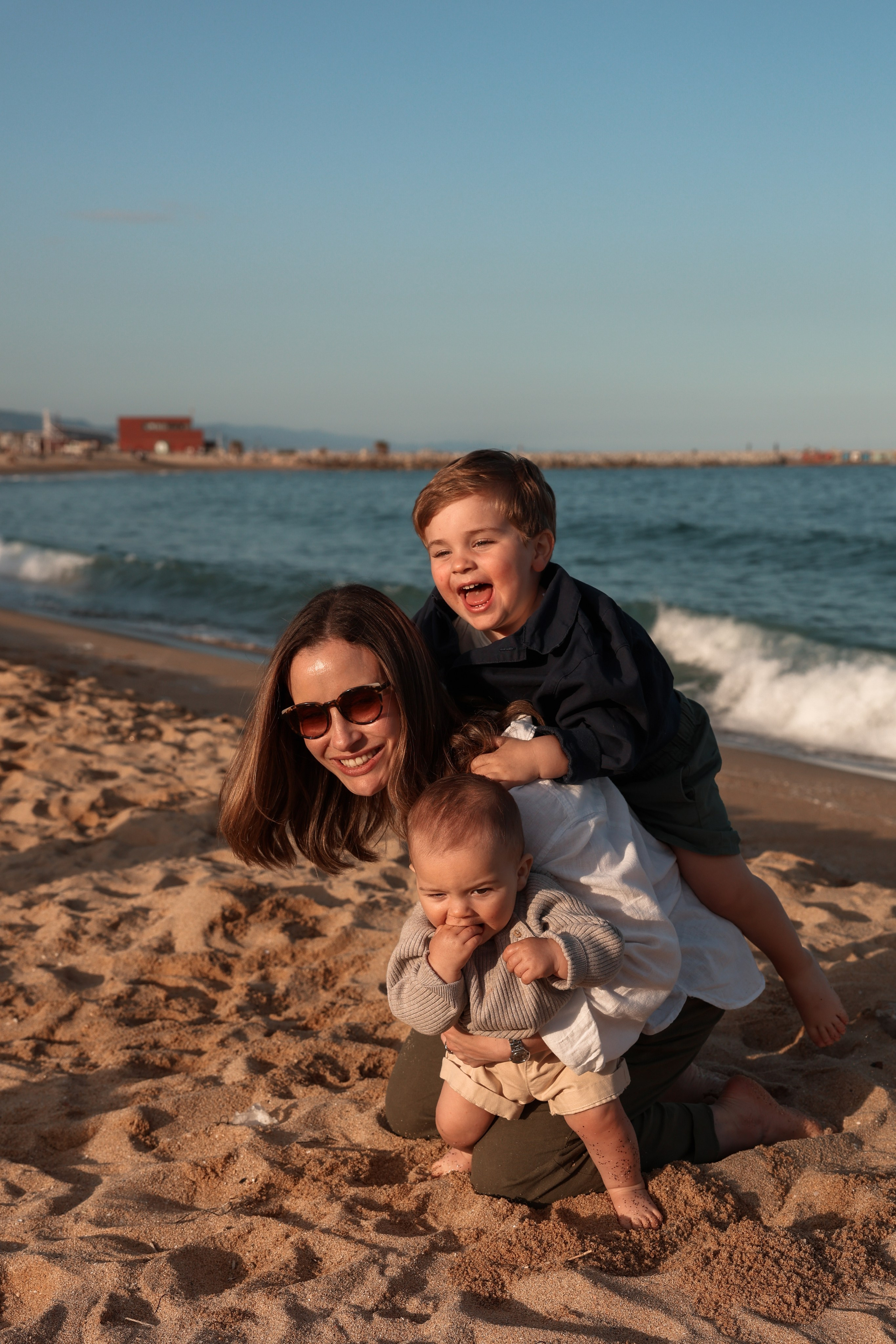 Family pizza at the sea. Natalia Zhuravleva|family, newborn, maternity photographer in Barcelona