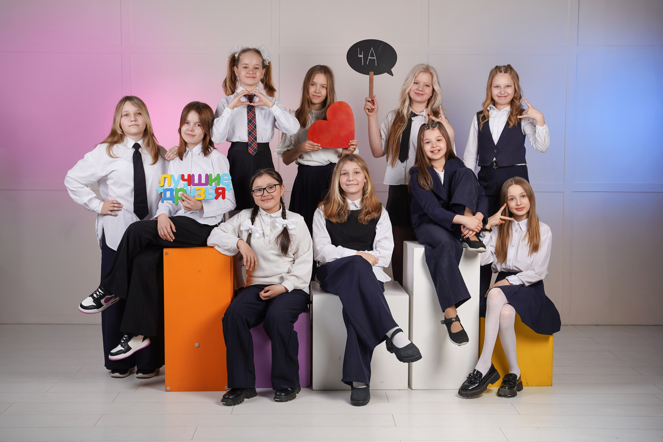 Выпускные альбомы для младших классов в Красноярске от AlbomKras 📚👶. AlbomKras -выпускные альбомы Красноярска с авторским дизайном и качественной фотосъемкой! ⭐⭐⭐⭐⭐ 5.0