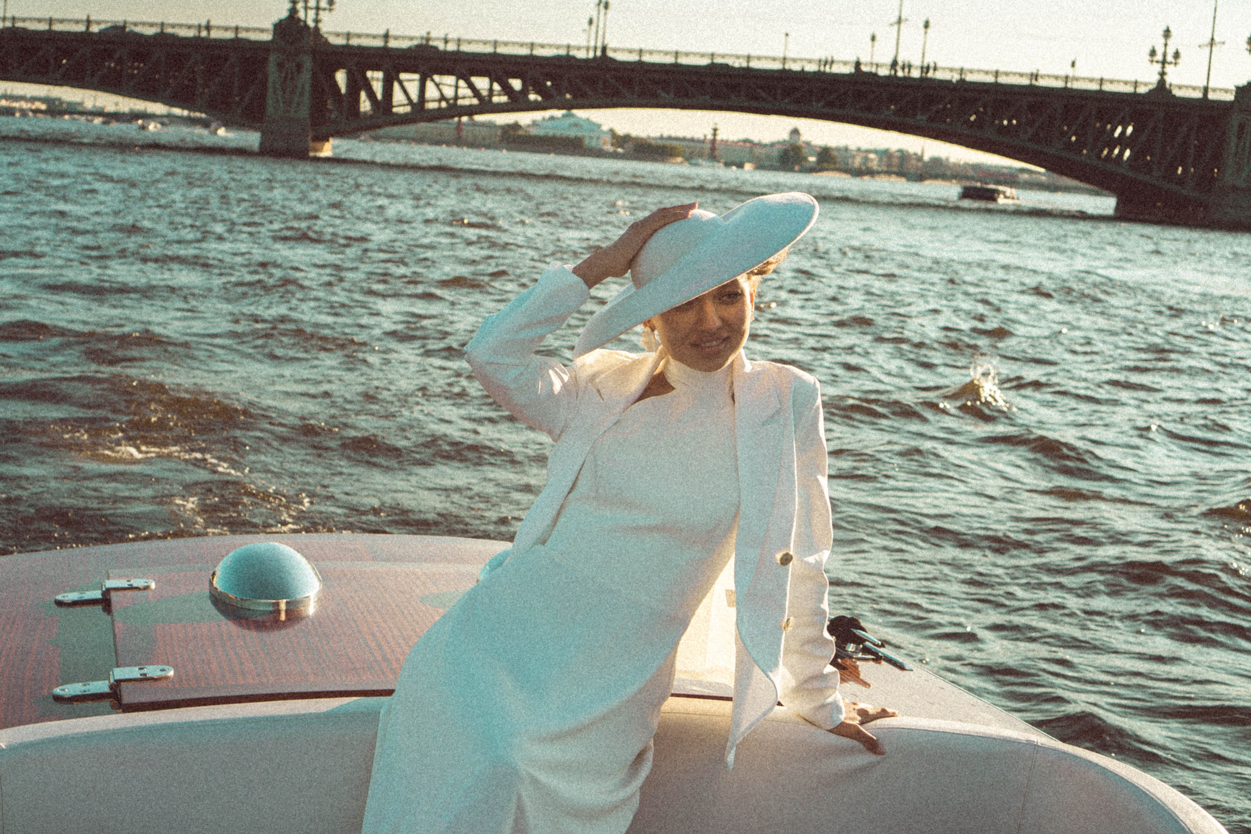 СВАДЕНБНАЯ СЬЕМКА НА КАТЕРЕ ПО КАНАЛАМ САНКТ-ПЕТЕРБУРГА И В АКВАТОРИИ НЕВЫ. Профессиональный фотограф, Санкт-Петербург — Виктория Богомолова