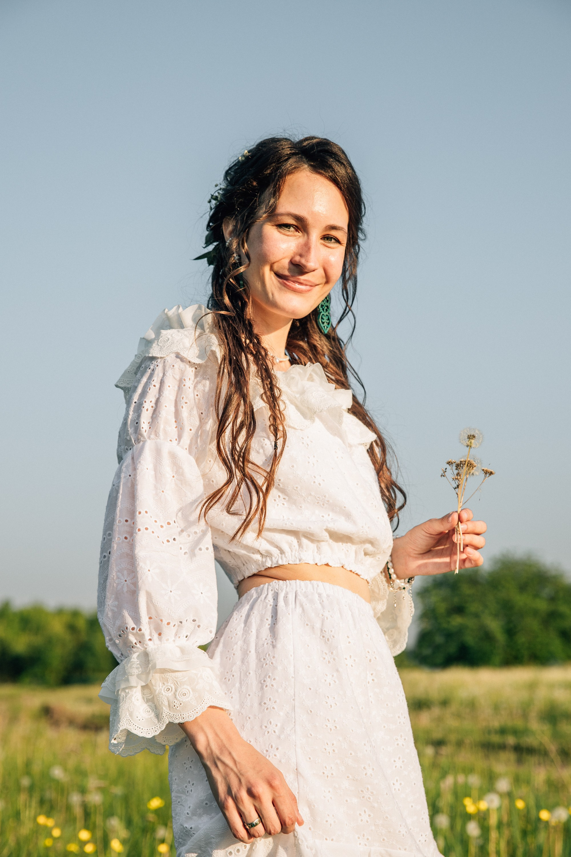 Свадебный портрет невесты с одуванчиками, свадебная фотосессия