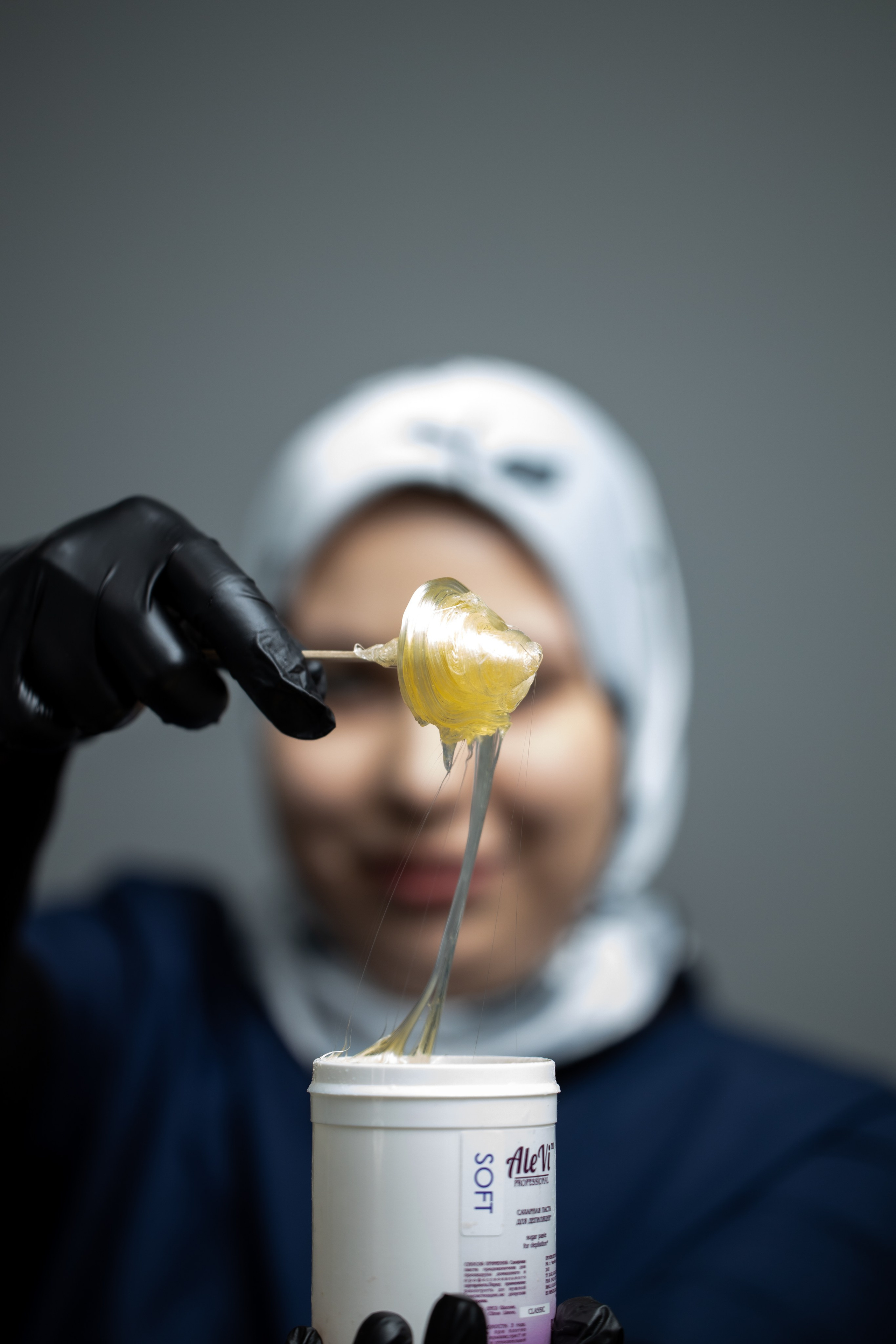 Девушка с баночкой косметики в руках. Контент для мастеров. Съёмка в Астрахани.