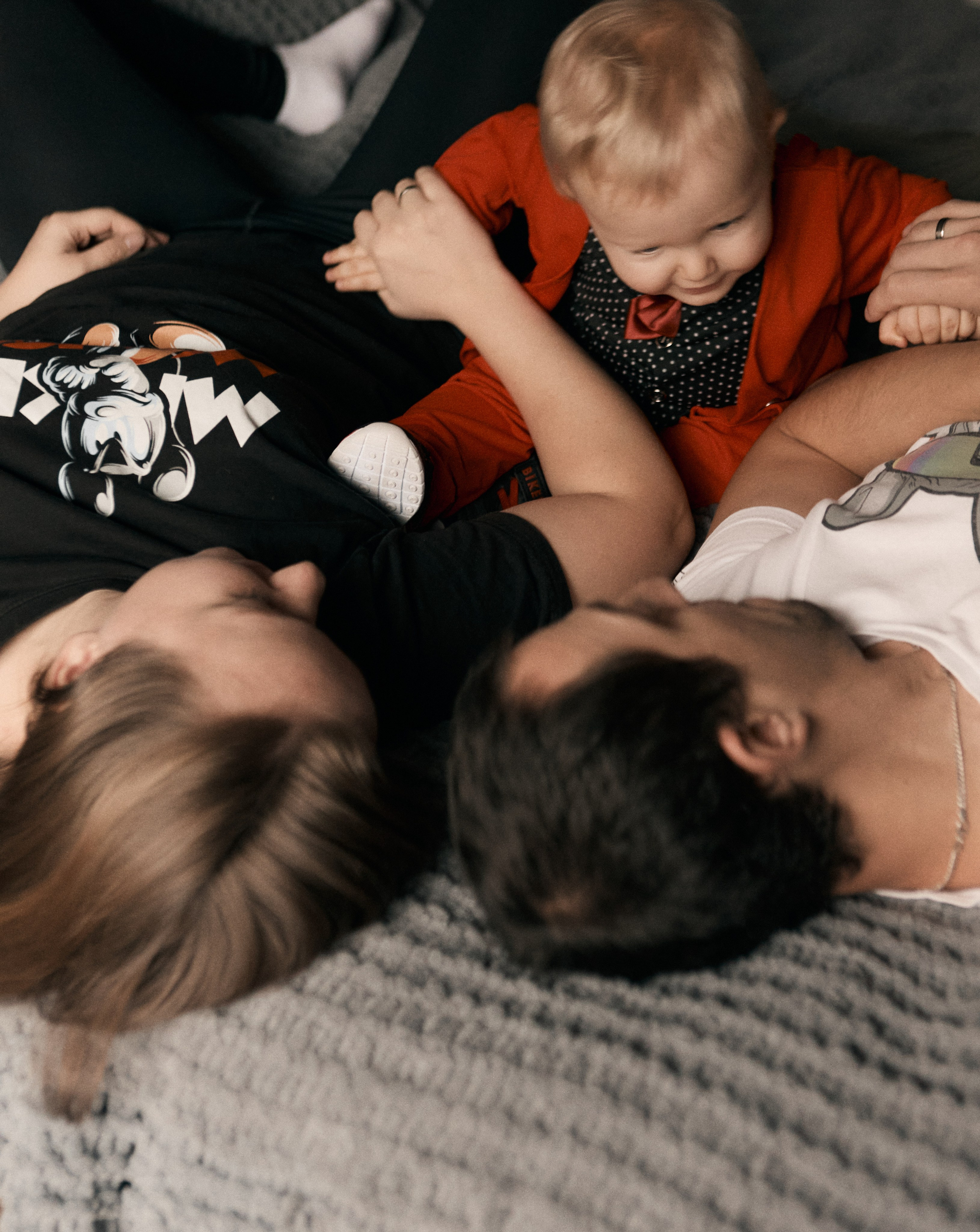 семейная фотосессия дома с годовалым ребенком