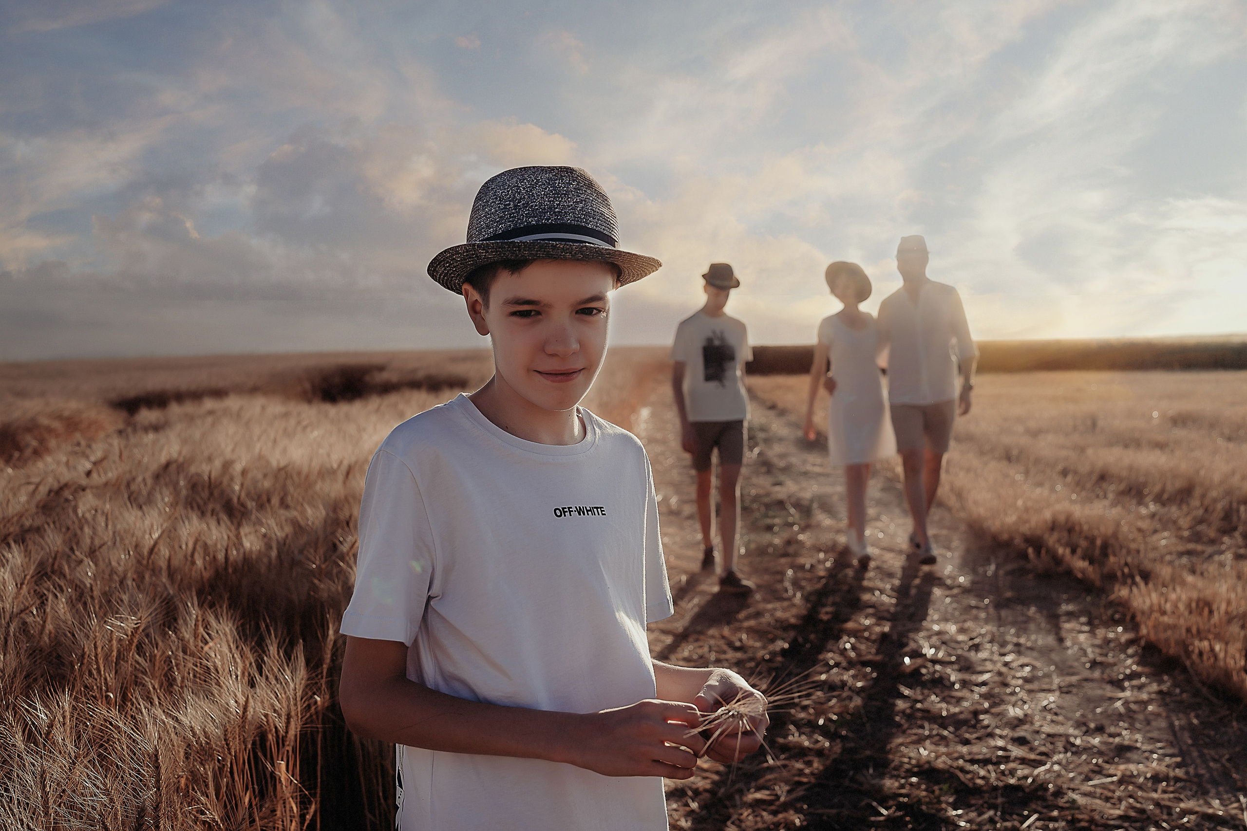 Аксана семейная в поле. Семейный фотограф, женский фототерапевт