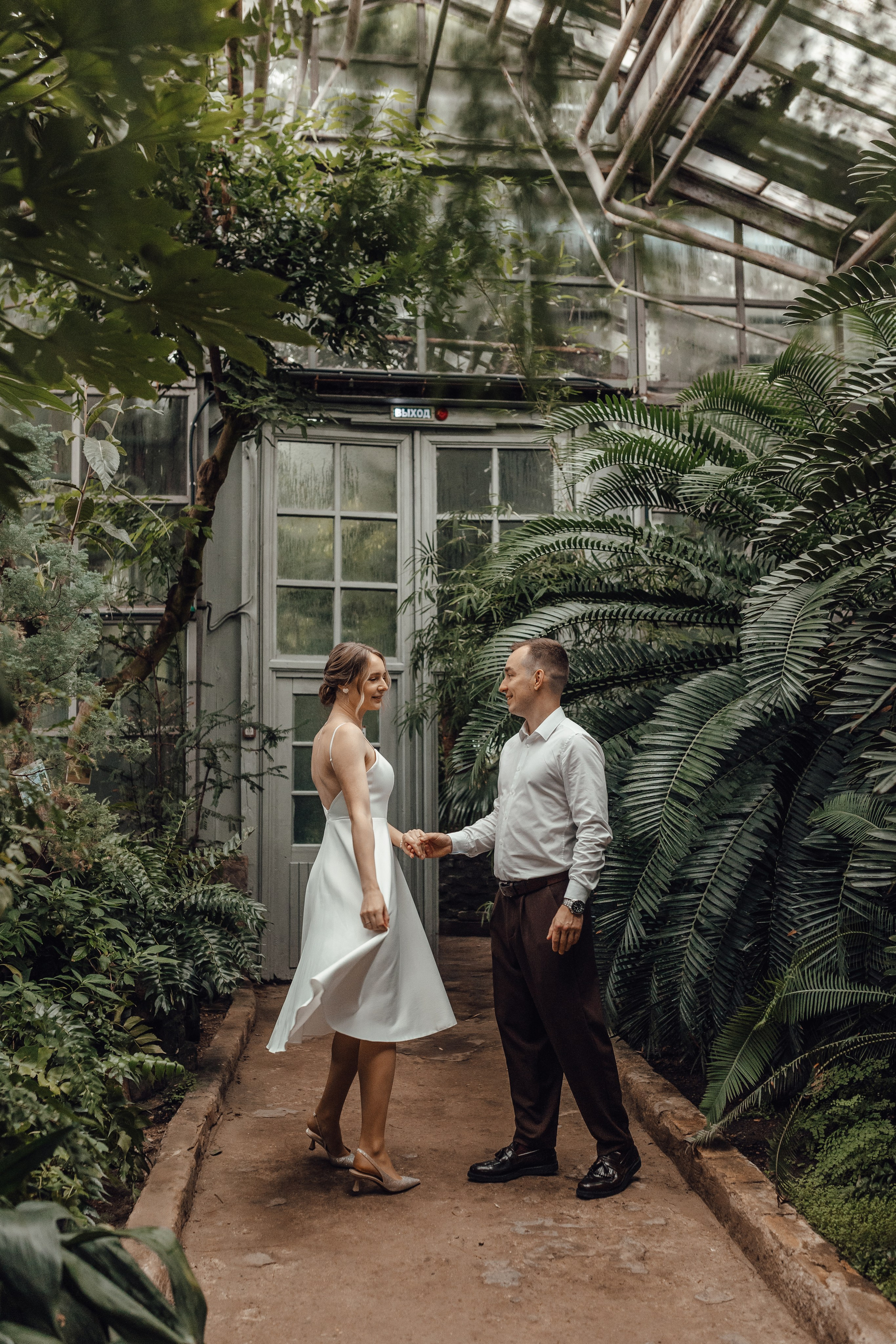 Свадебная фотосессия в Старой фондовой оранжерее Ботанического сада имени Цицина Ран в Москве