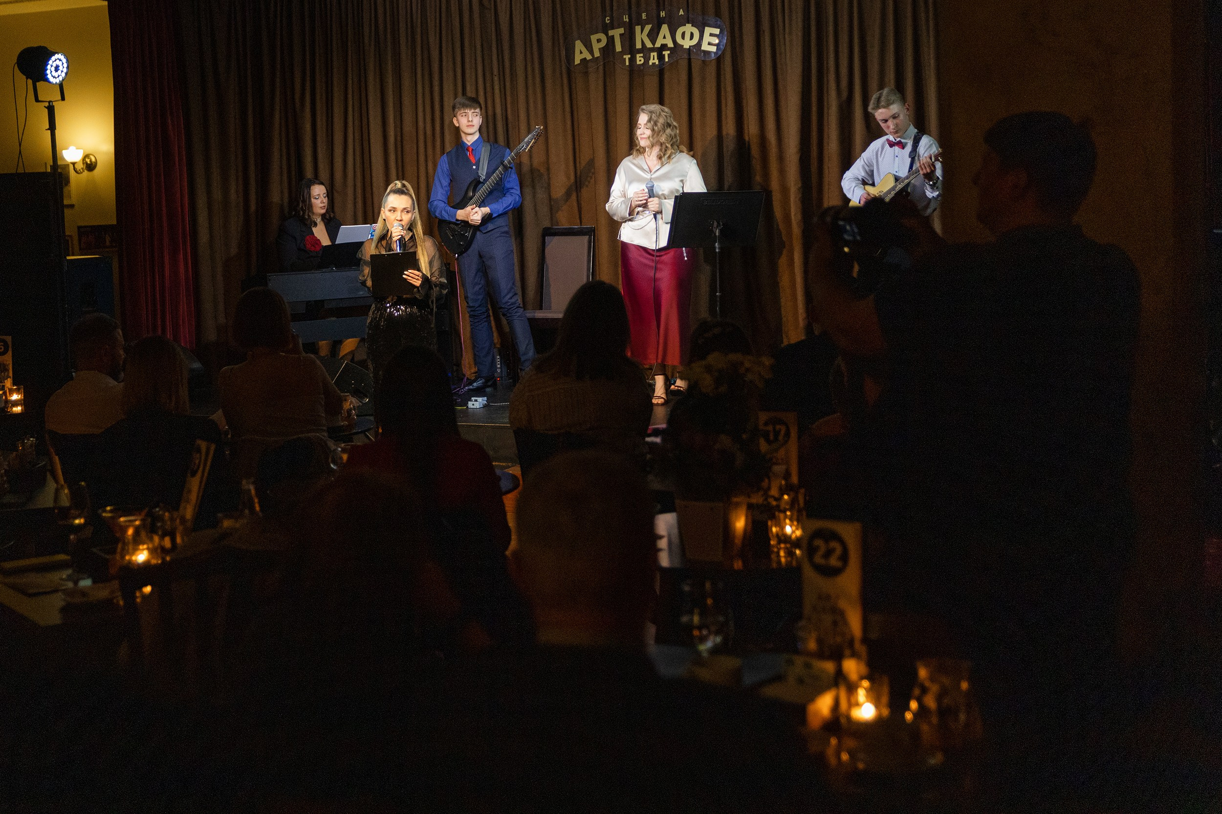 Выступление YOLO band в арт кафе. Фотограф Тюмень