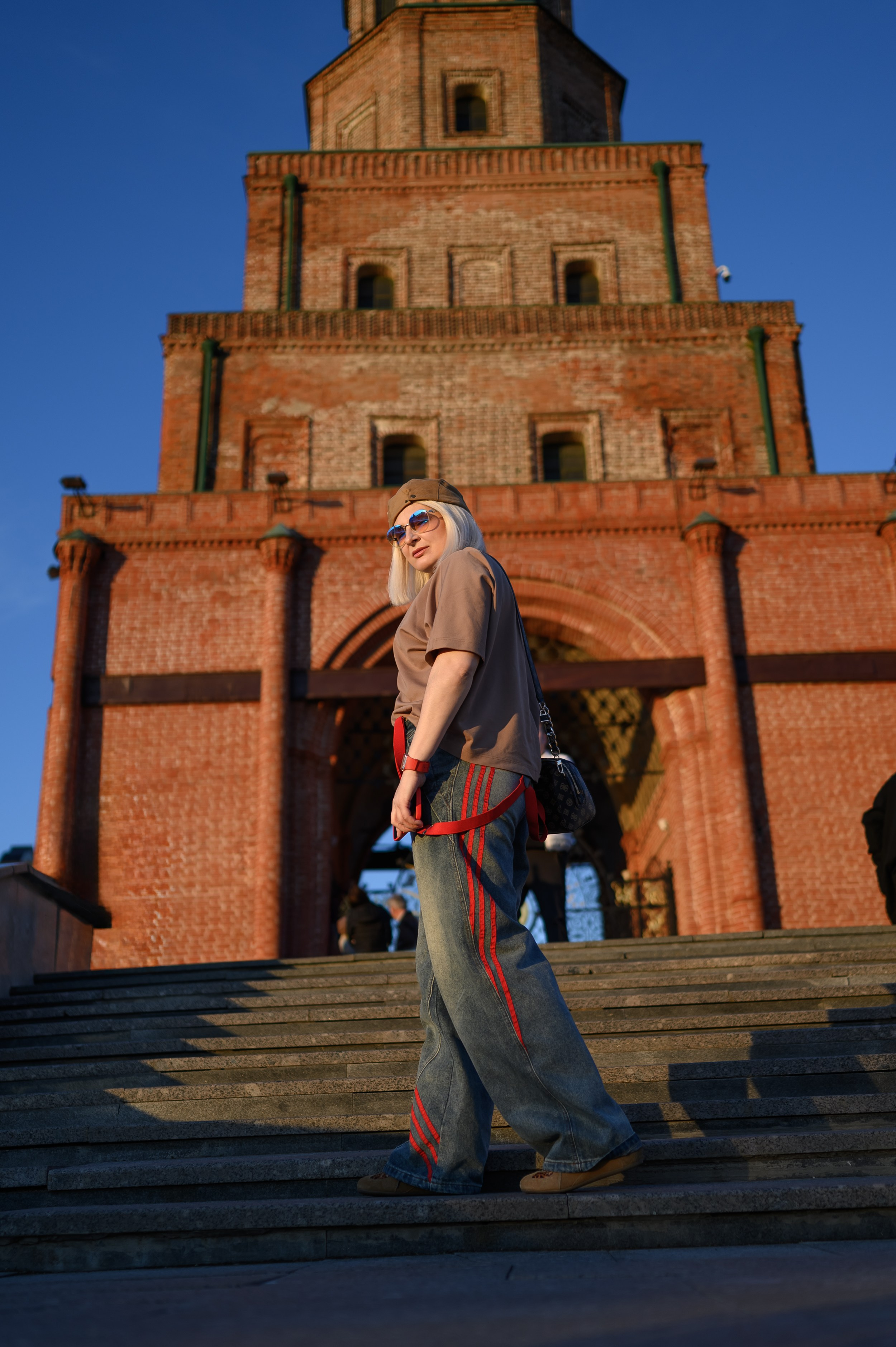 Туристическая прогулочная фотосессия сестер в Казанском кремле