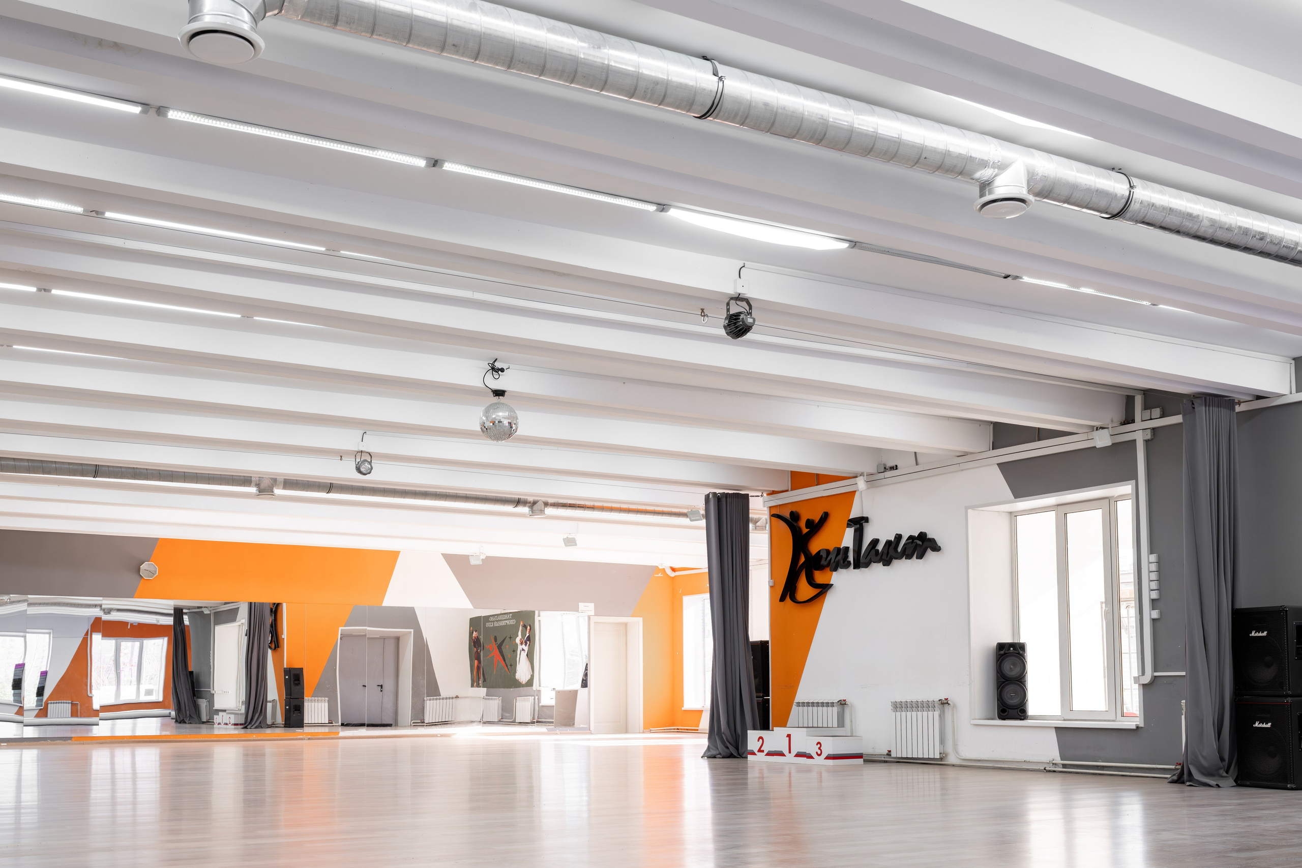 Наш зал. КонТакт — спортивные бальные танцы в Москве