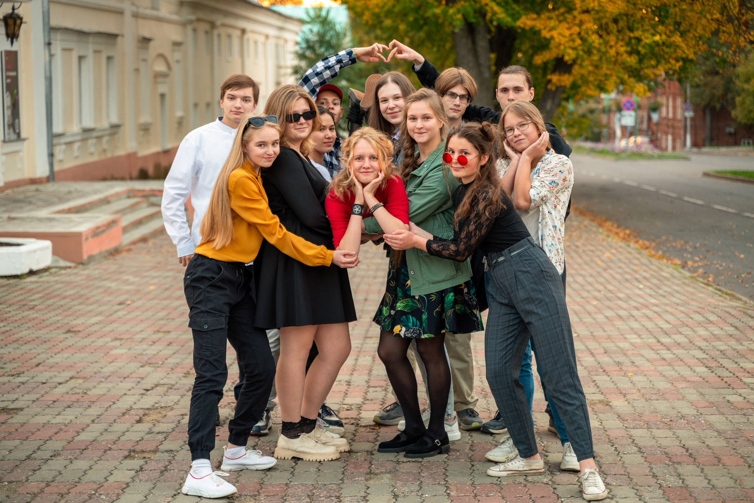 Осенние фотосессии классов в городе для ваших выпускных альбомов. Выпускные альбомы в городе Саров