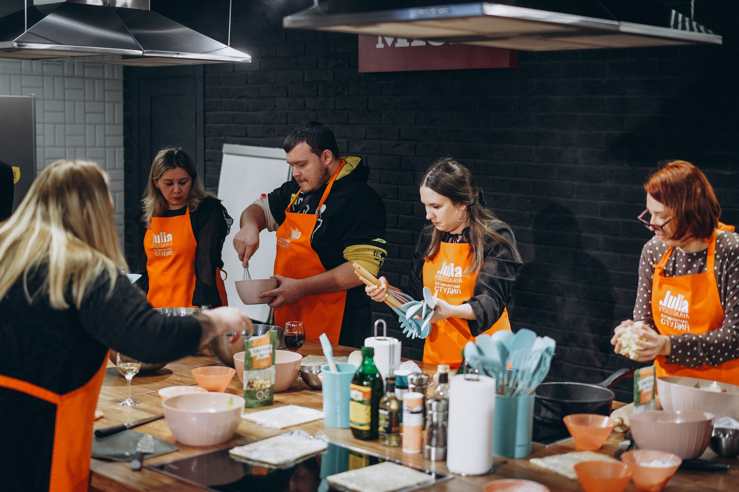 Репортаж с кулинарной студии Юлии Высоцкой. Портретный фотограф в Москве Илья Корненков