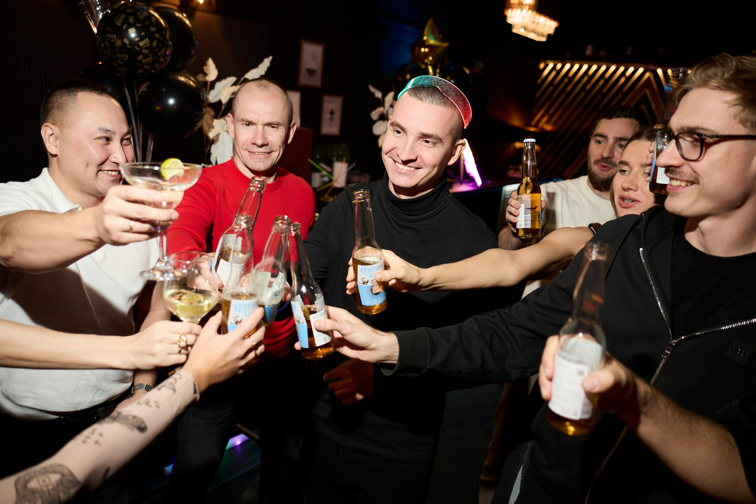 Фотография друзей на дне рождения в лофте в Москве.