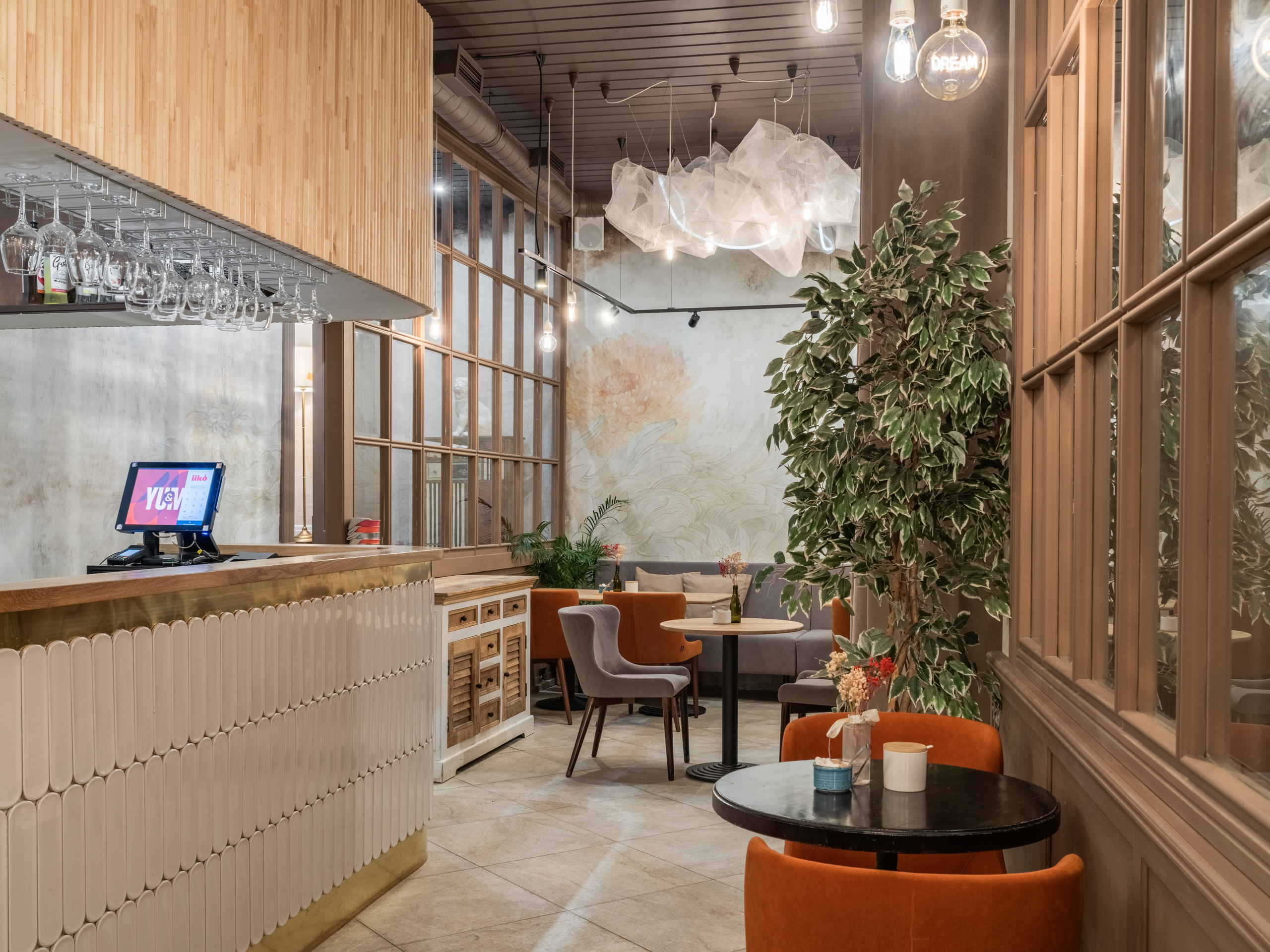 Ресторан Yumi. Дизайнер интерьера | Сабир Ульмаскулов