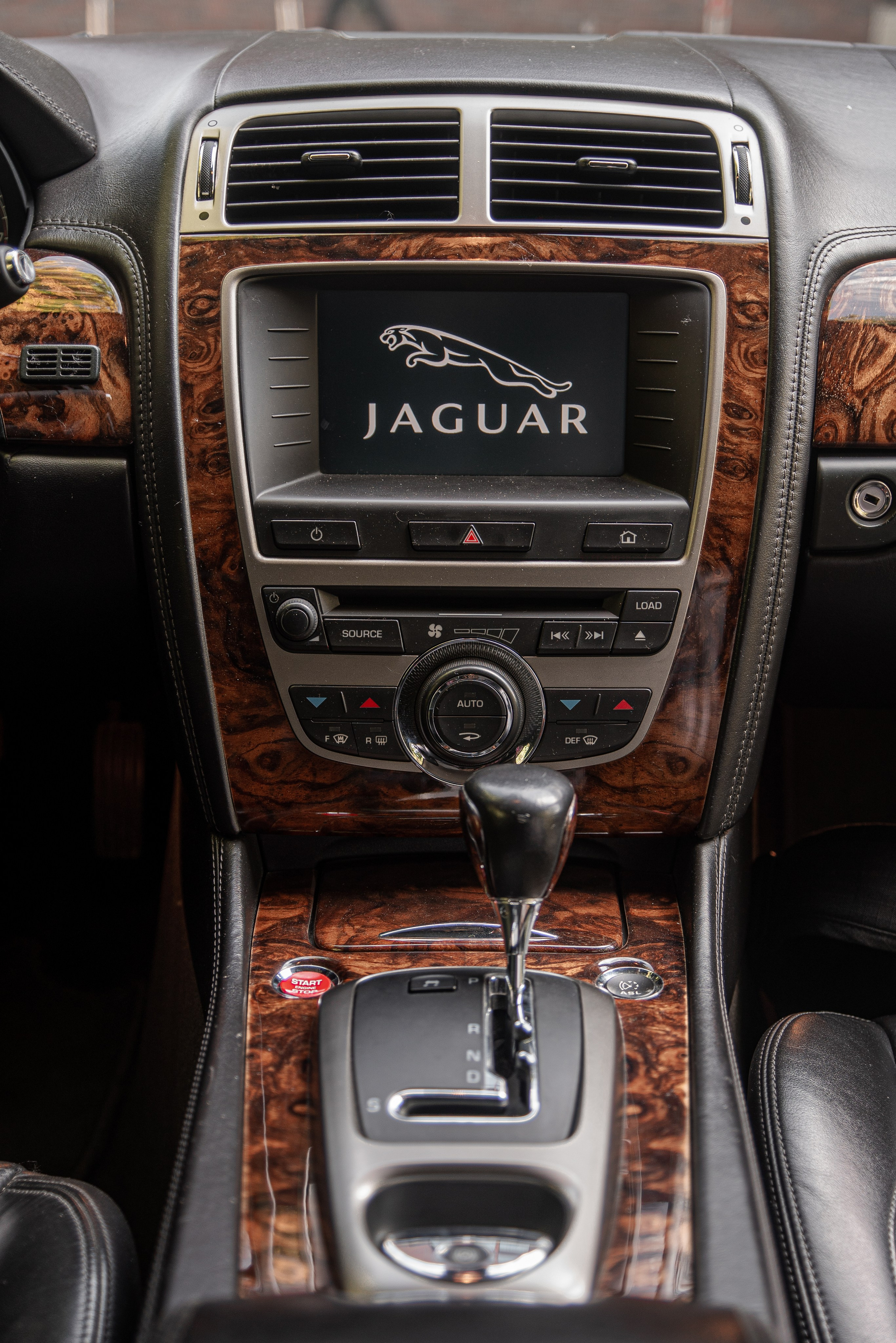 Утренняя фотосъемка автомобиля Jaguar в Москве. Жуков Илья  свадебный фотограф в Москве