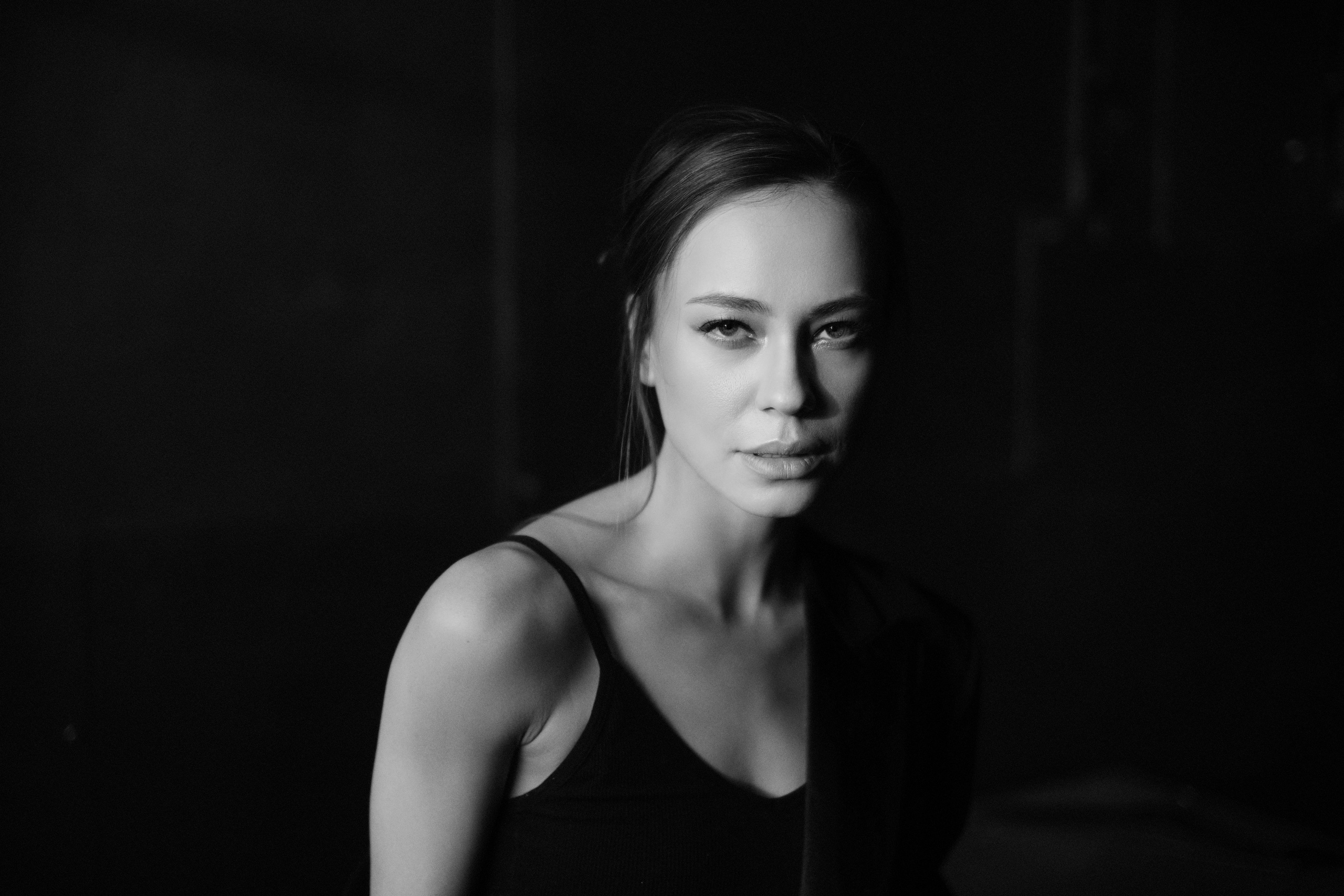 Черно-белая фотосессия в темной студии для Леры. Репортажный и женский фотограф в Новосибирске