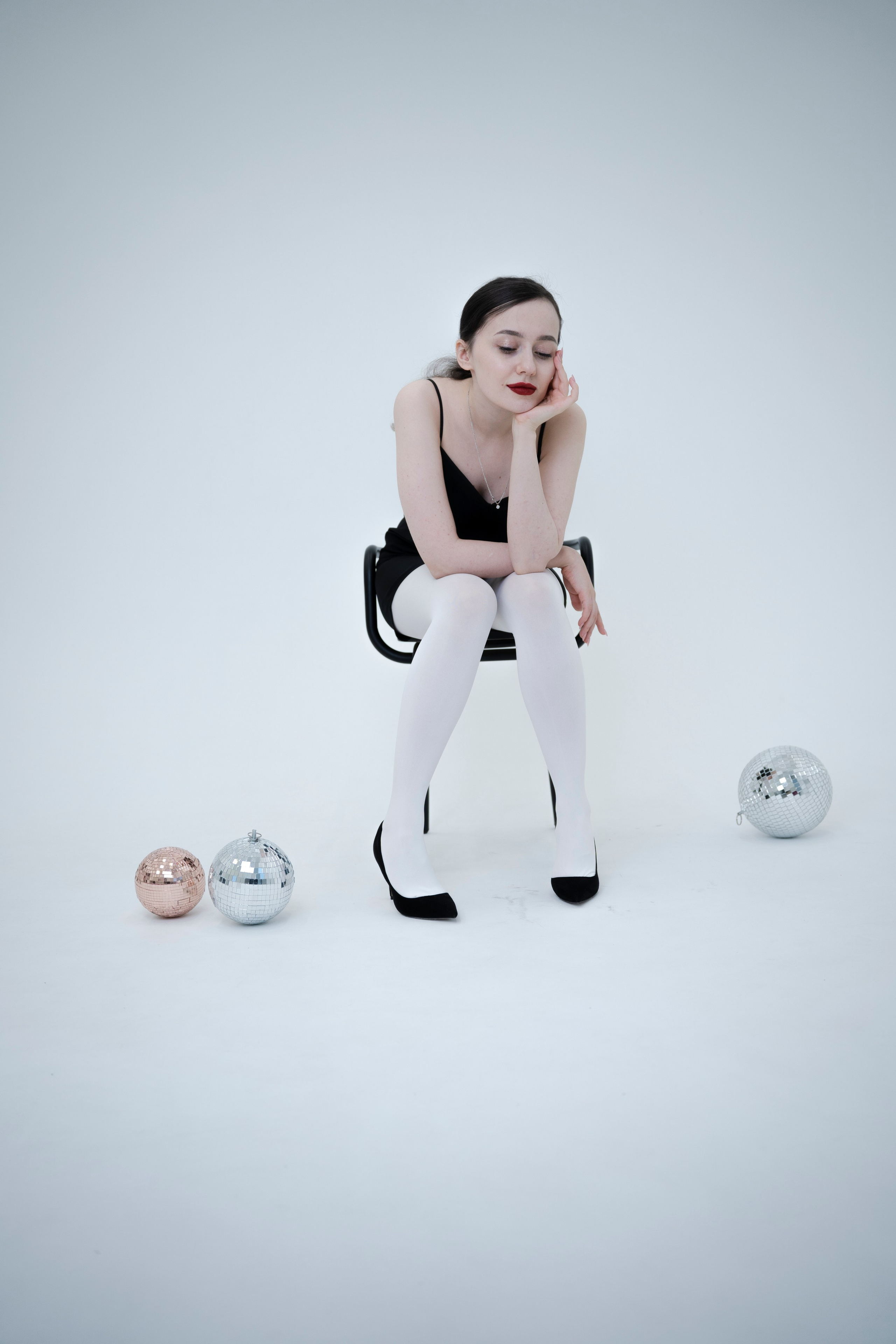 ДЕВОЧКА НА ШАРЕ. Главная