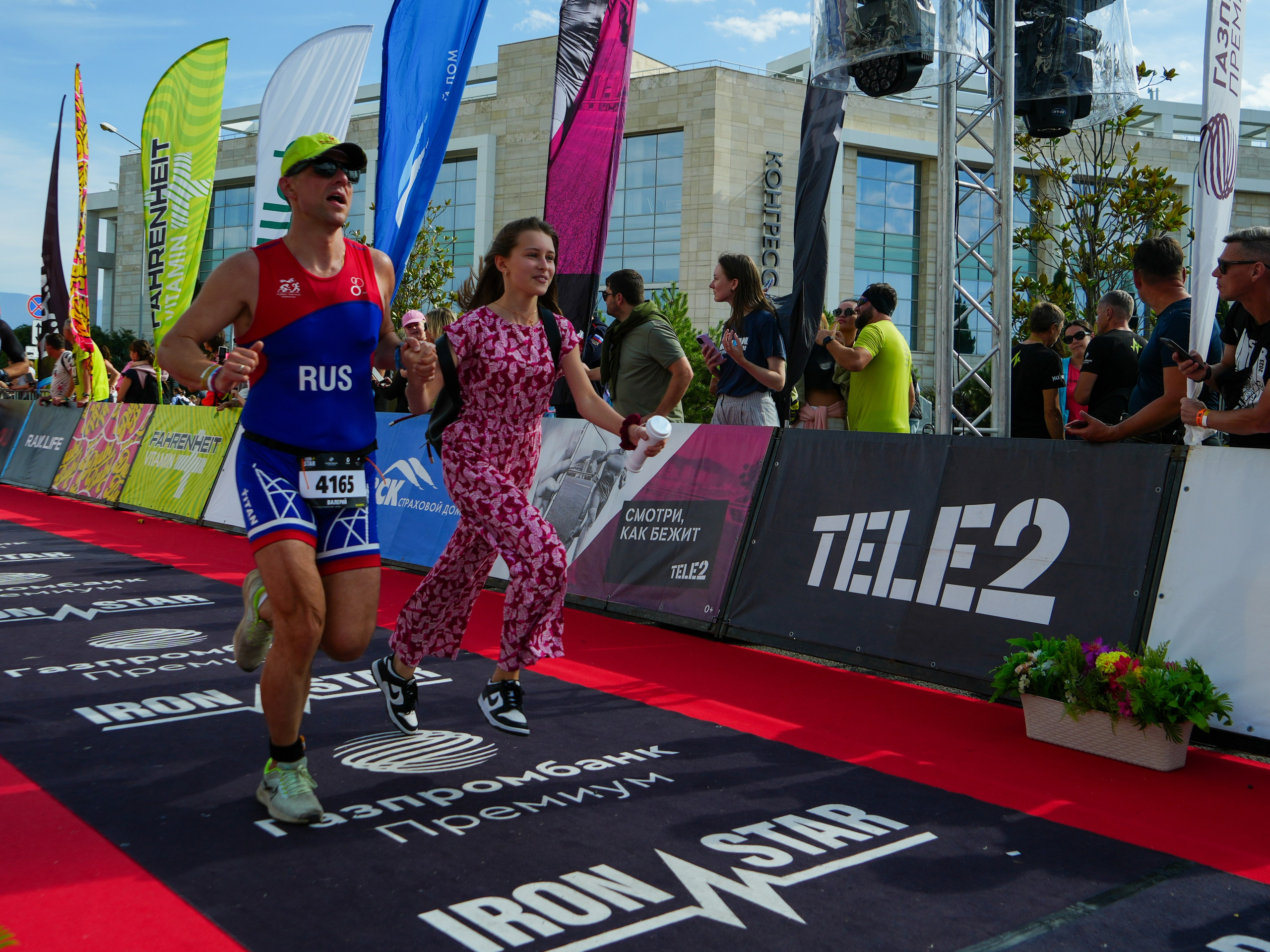 Фотоотчет партнерской интеграции для компании TELE2 на фестивале Ironstar. Репортажный фотограф в Красной Поляне и Сочи Павлюченко Екатерина