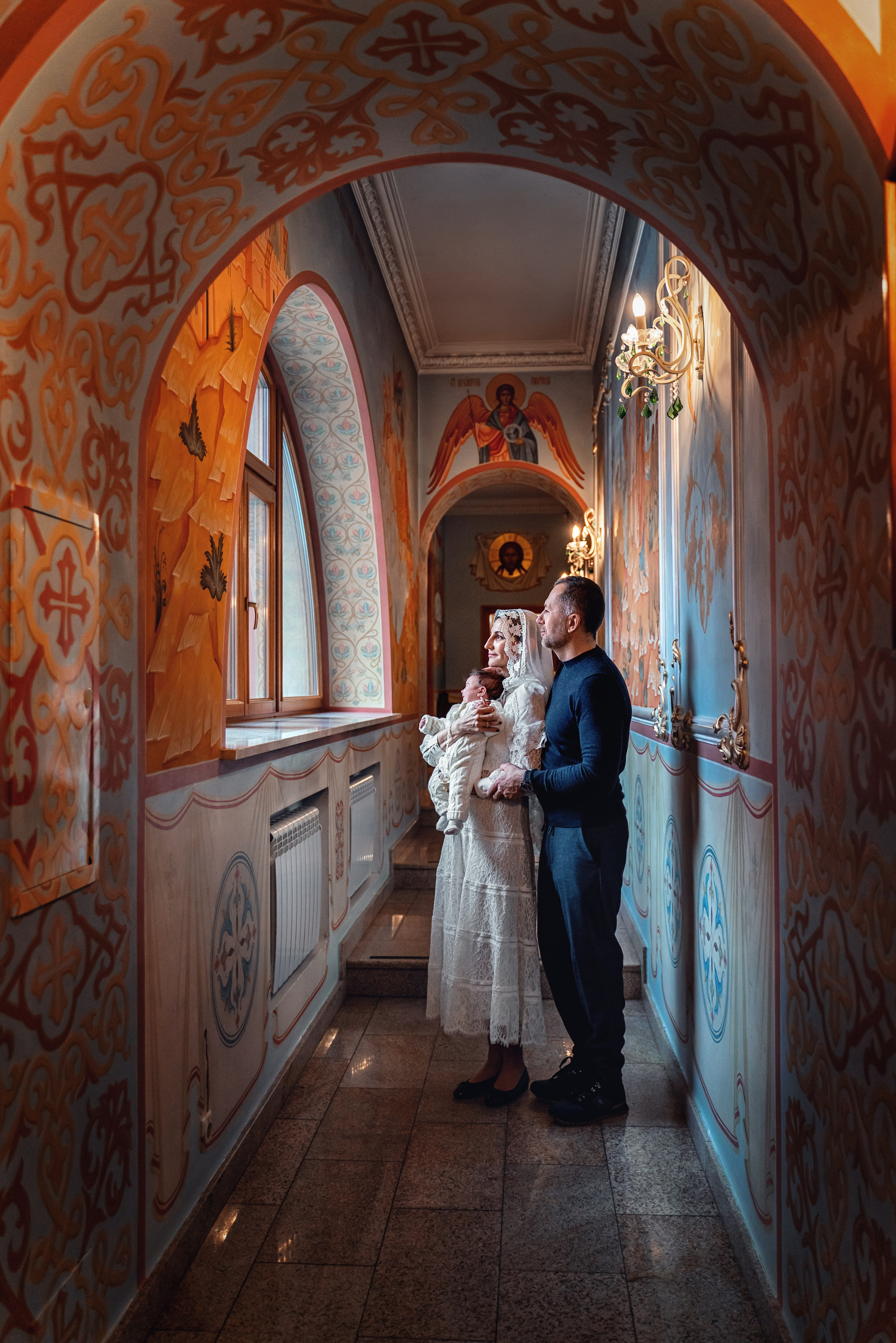 Крещение ребенка в храме Петра и Февронии в Покровском монастыре. Фотограф \ Видеограф на Крещение, Венчание Москва| Семейные съемки