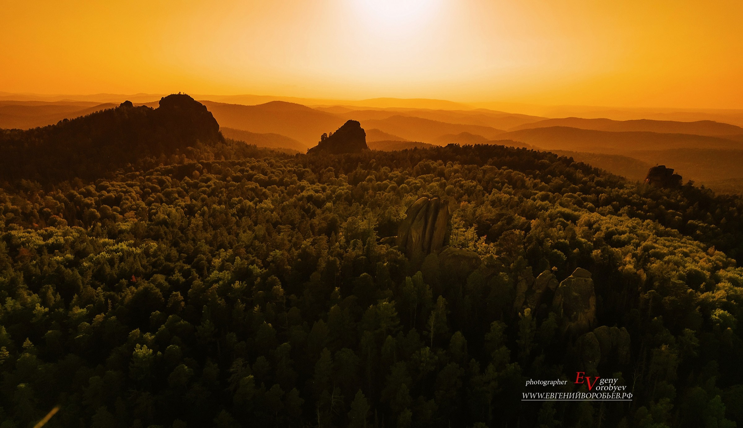 Экскурсия национальный парк заповедник Красноярские столбы цена заказать забронировать фото тур интересные места достопримечательности что посмотреть где побывать в Красноярске  Туристический маршрут центральные столбы скала Перья Дед Львиные ворота первый второй столб Фотосессия фотограф Красноярск природа пейзаж аэросъёмка с FPV дрона квадрокоптера