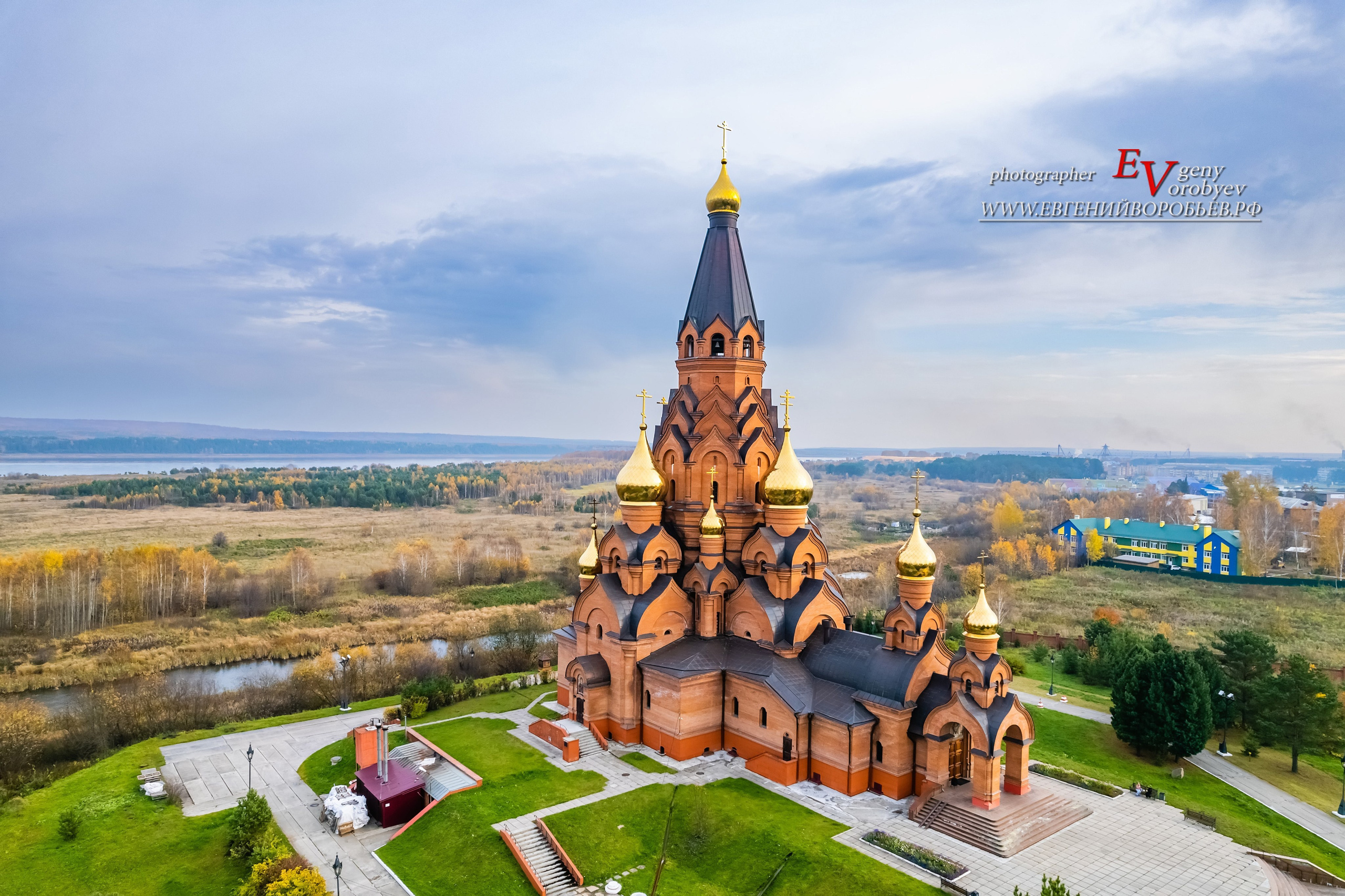Крестовоздвиженский собор храм церковь в Лесосибирске экскурсии Енисейск Красноярск аренда микроавтобуса трансфер индивидуальный тур фото интересные места что посмотреть куда сходить что посетить достопримечательности в Лесосибирске фототур  цена заказать экскурсию программа маршрут смотровые площадки видовые красивые места путешествие туристический маршрут 