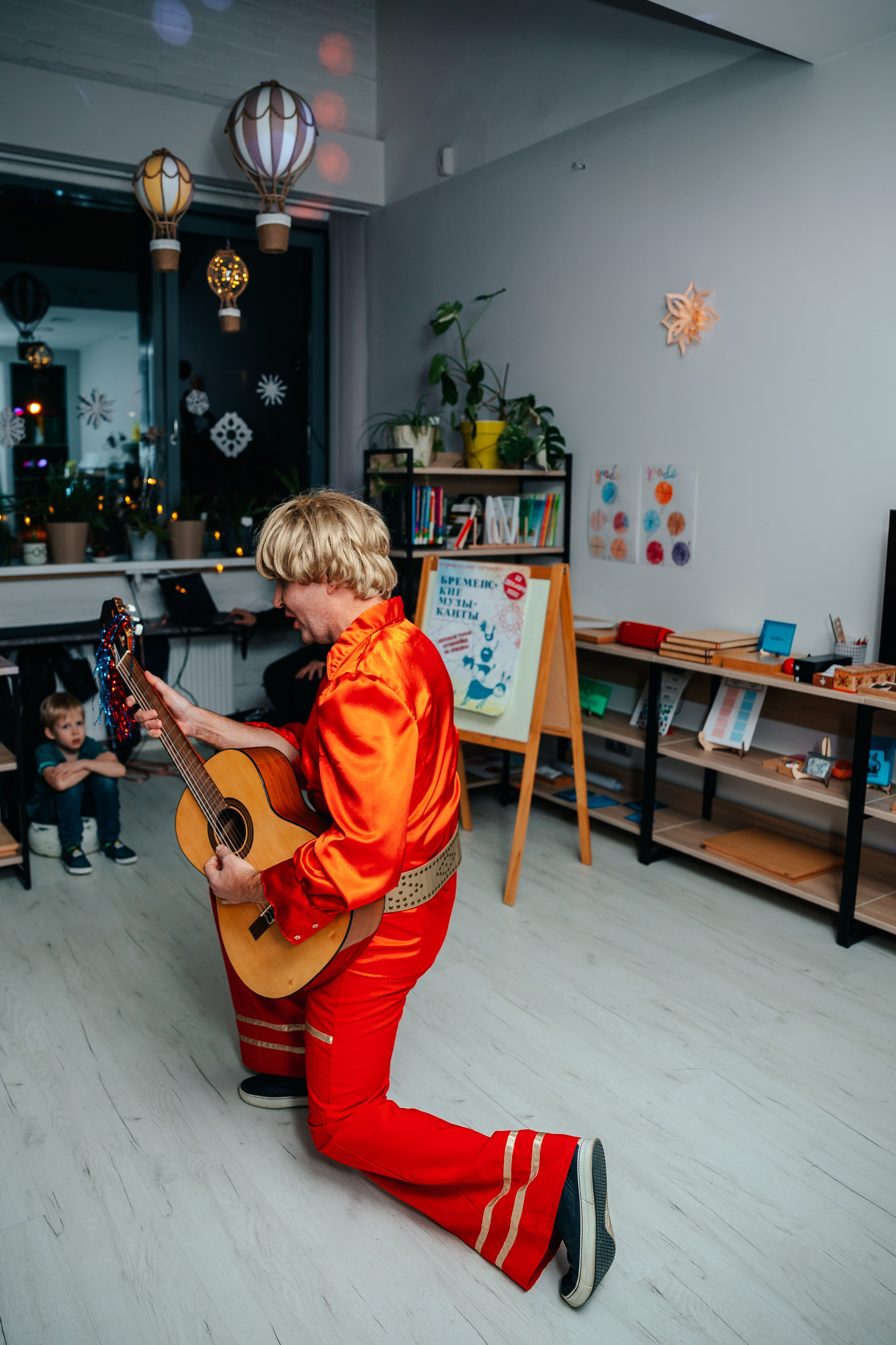 Новогодний утренник в Монтессори-школе. Семейный lifestyle фотограф в Санкт-Петербурге Людмила Пахомова