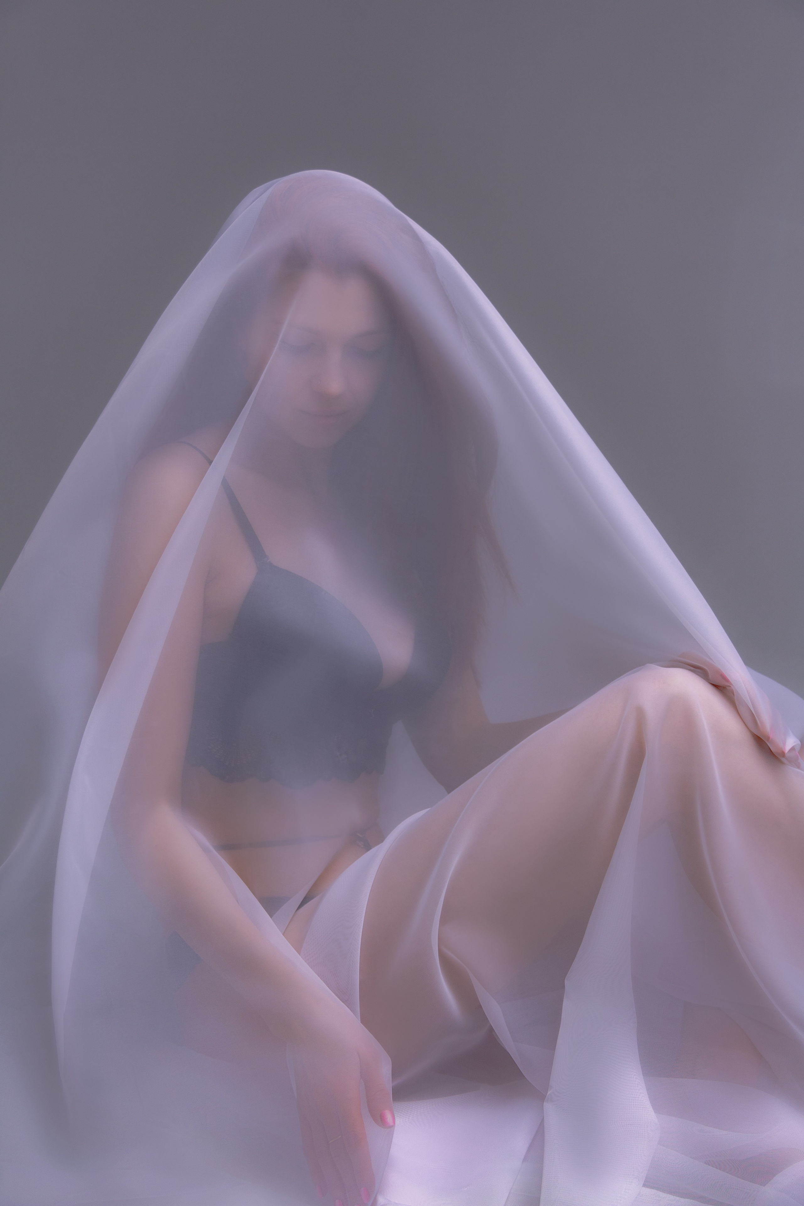 Рыжеволосая девушка в ткани 