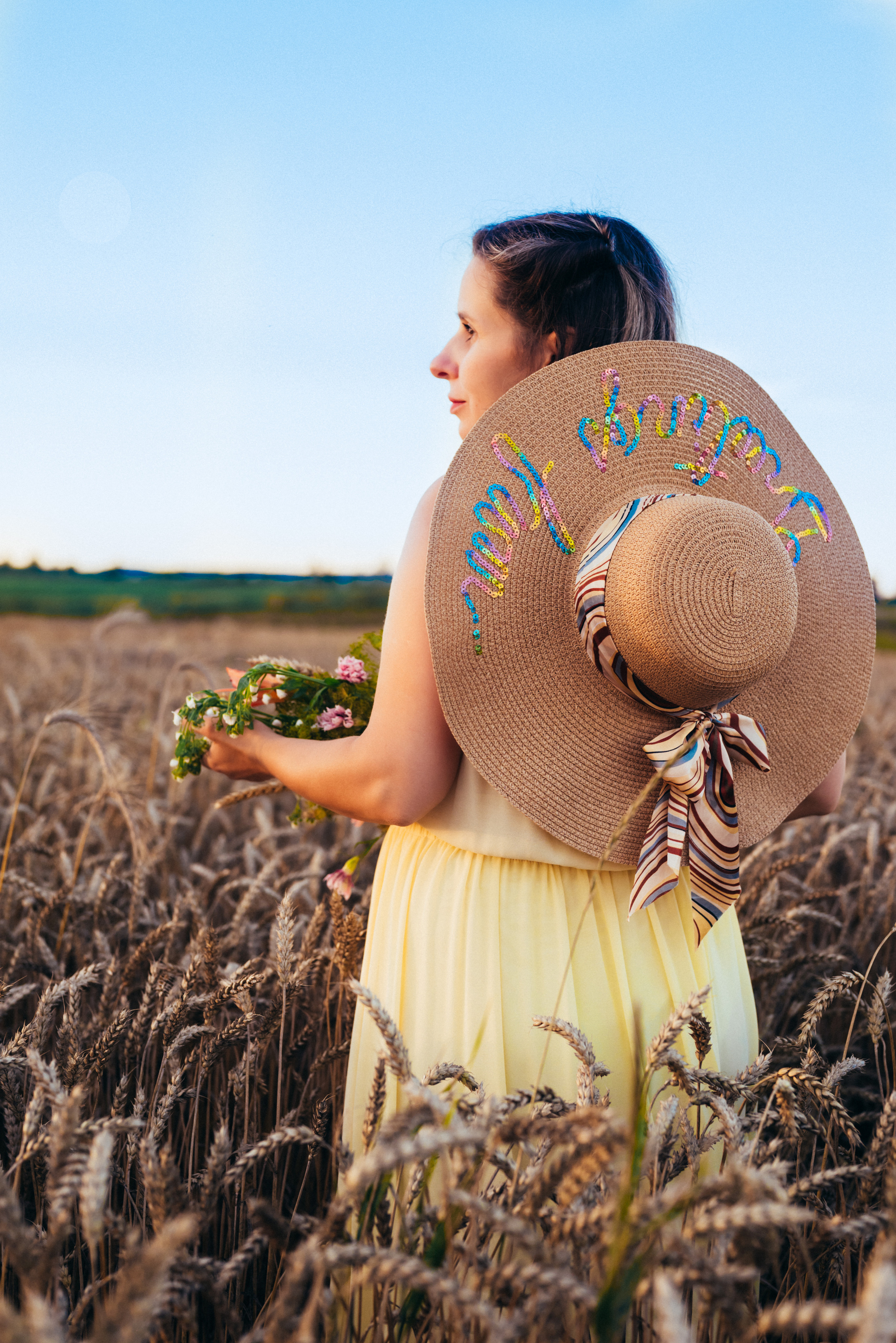 Таня — в ожидании чуда. На закате в поле. Семейный фотограф в Минске Дарья Дреко